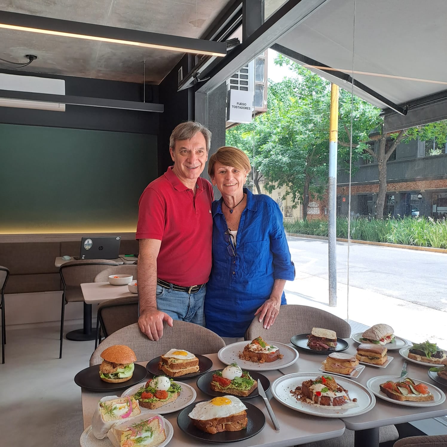 La pareja en Negro El Salvador con los platos de la carta que acompañan al café