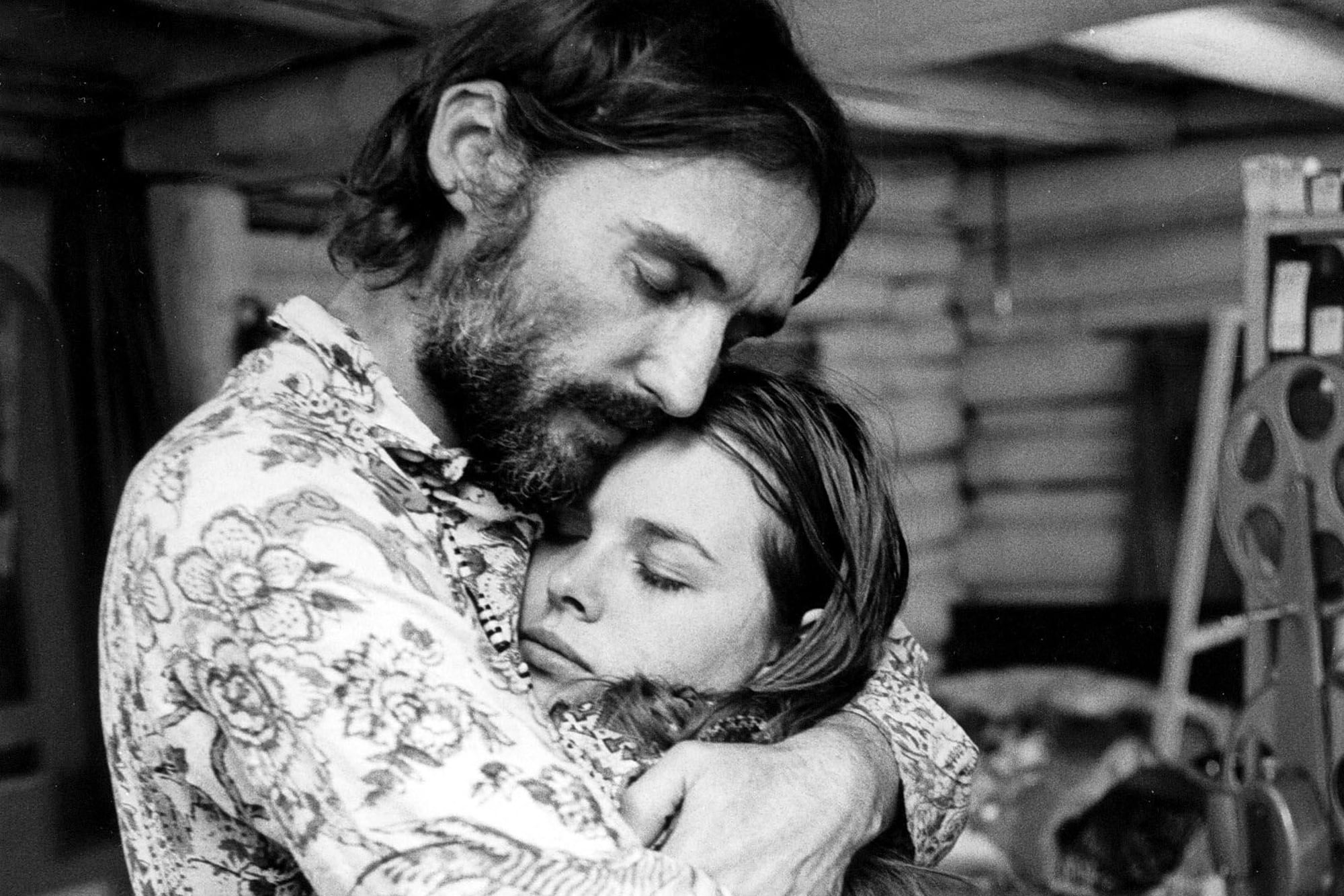 Dennis Hopper y Michelle Phillips: flechazo, excesos y la cronología de un matrimonio que duró apenas ocho días