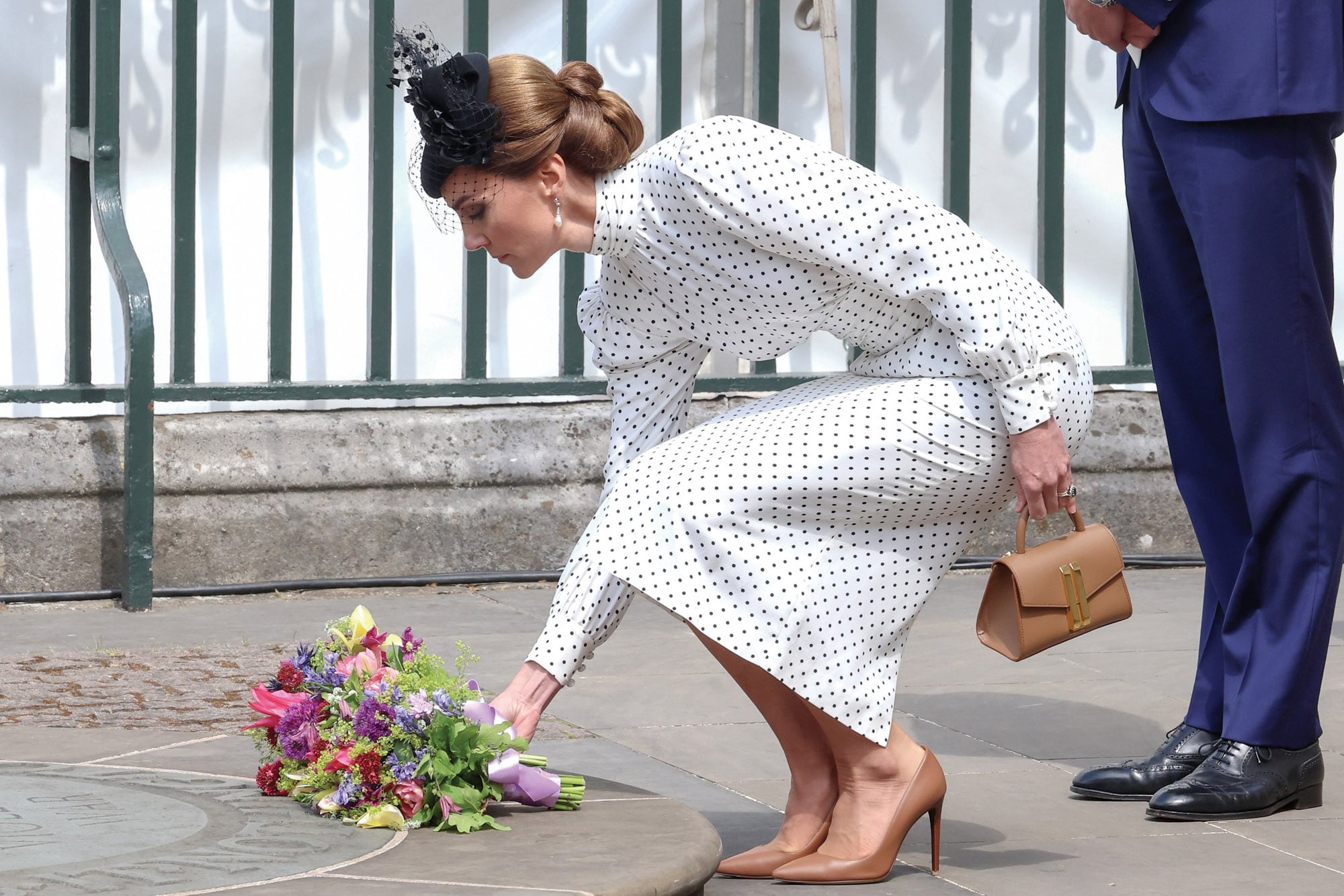 Complementó su look
con stilettos Ralph
Lauren y cartera
DeMellier (modelo
Montreal), tocado
con red y pendientes
de diamantes y
perlas con forma de
lágrima de la joyería
Collingwood que
pertenecieron a su
suegra, Diana.