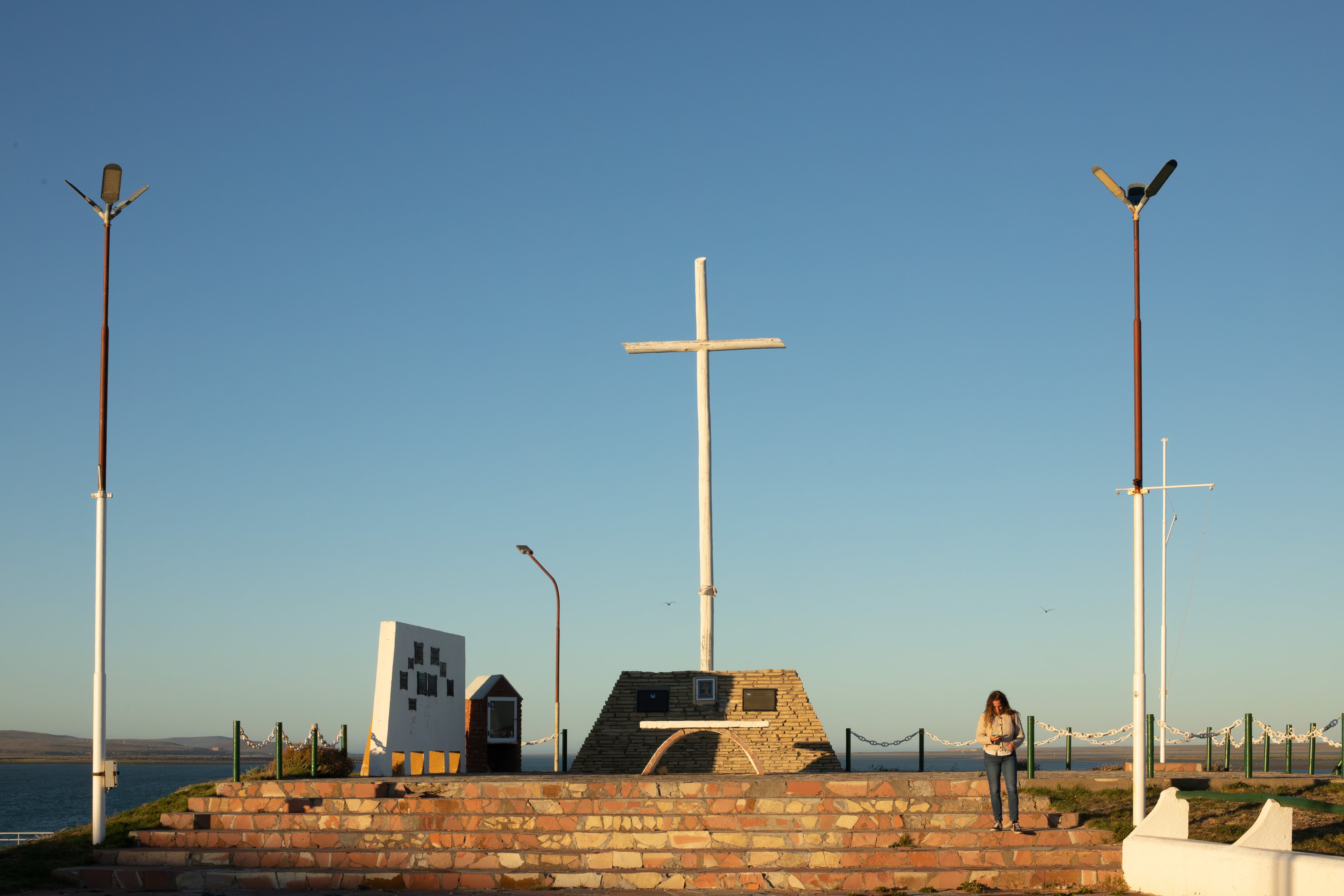 La cruz que rememora la primera misa que se celebró en territorio argentino.