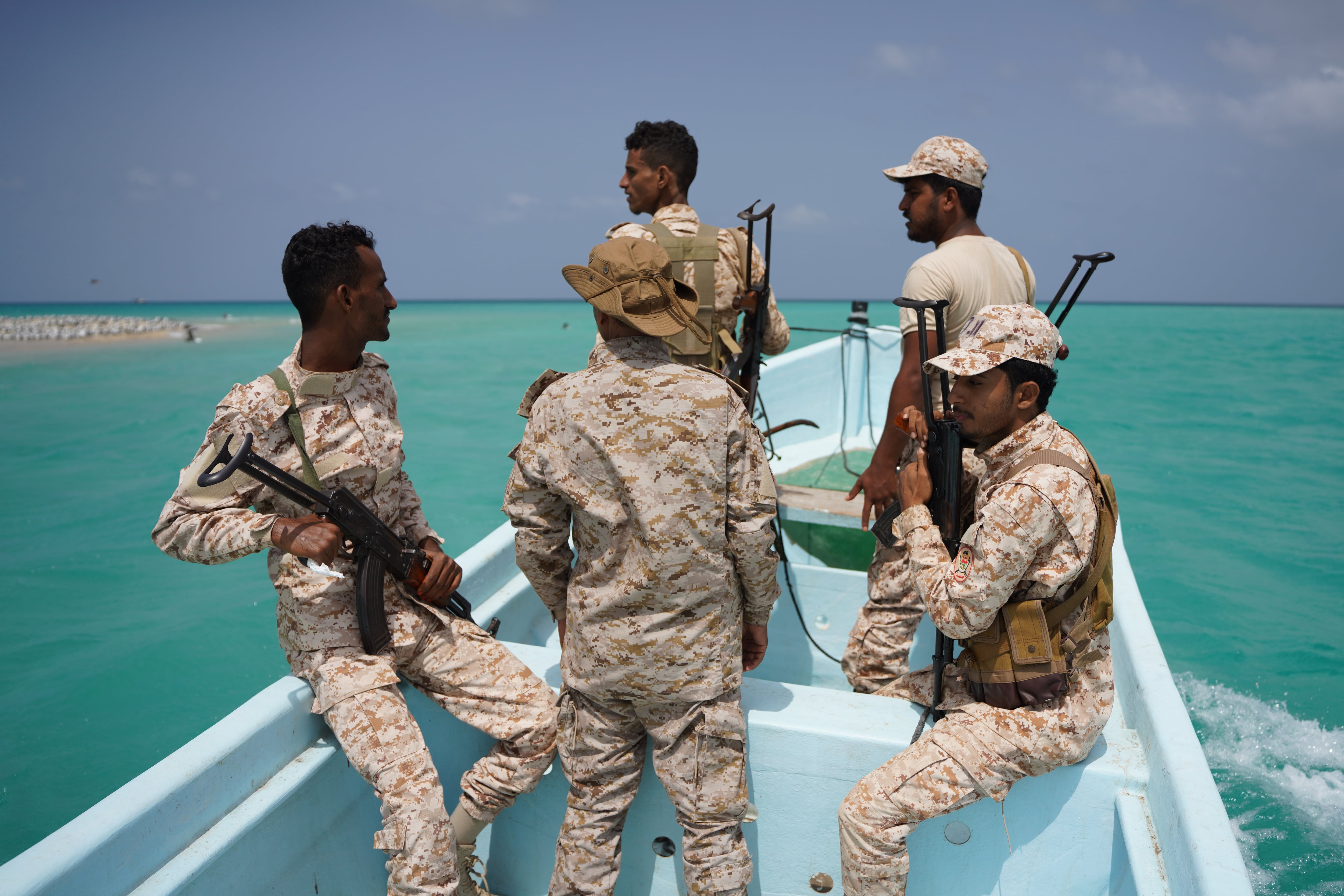Soldados yemeníes patrullan el estratégico estrecho de Bab el-Mandeb, Yemen