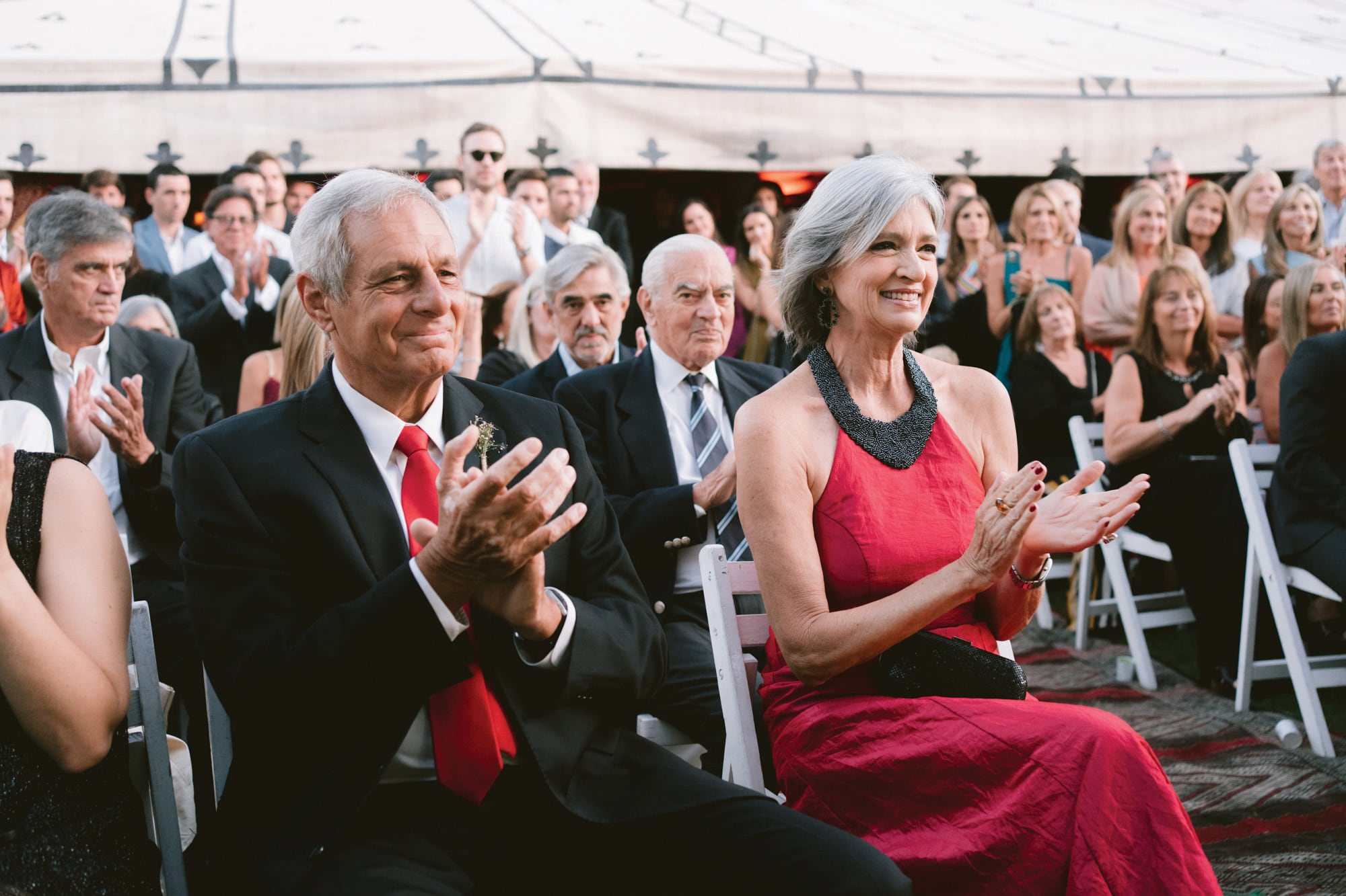 Tere y su ex marido, Peteco Ventura, aplauden a su hijo y a su nuera.
Detrás se lo ve a Carlos Garbesi, el padre de Tere, infaltable.