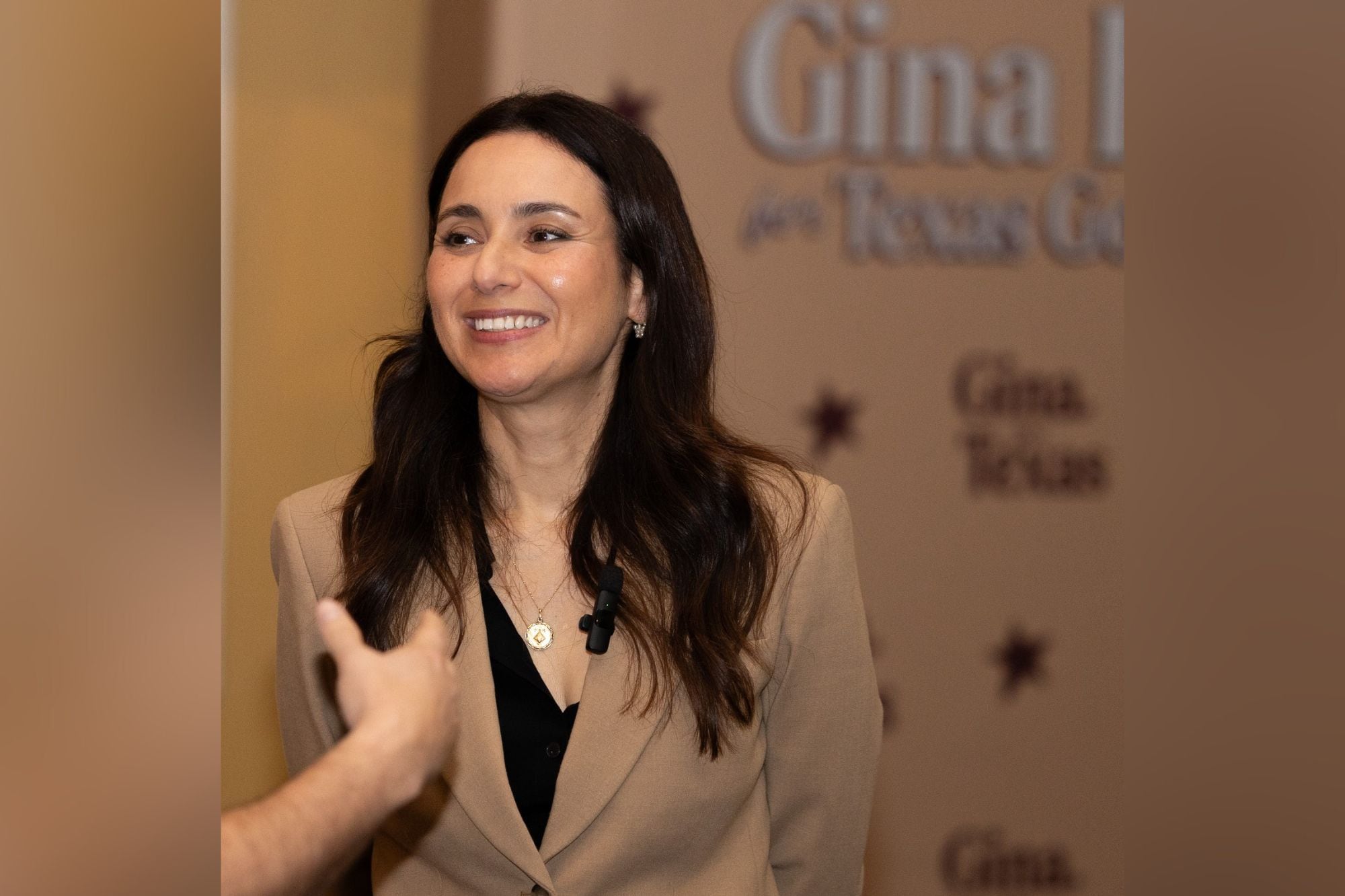 Gina Hinojosa se posiciona como líder demócrata para enfrentarse a Greg Abbott