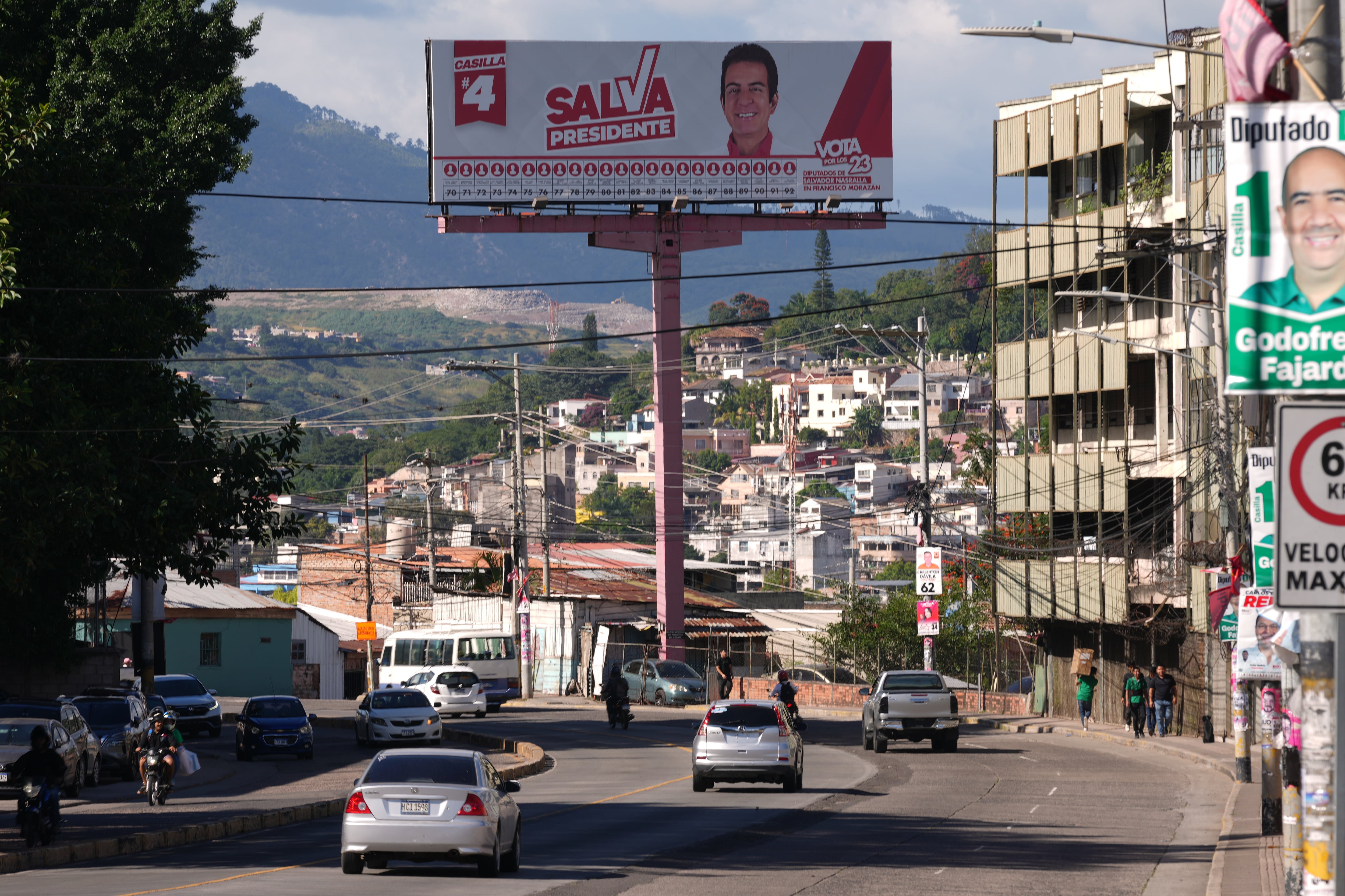 Una valla publicitaria que promociona al candidato presidencial Salvador Nasralla, del Partido Liberal, se encuentra en Tegucigalpa, Honduras, el jueves 27 de noviembre de 2025, antes de las elecciones generales. (Foto AP/Moisés Castillo)