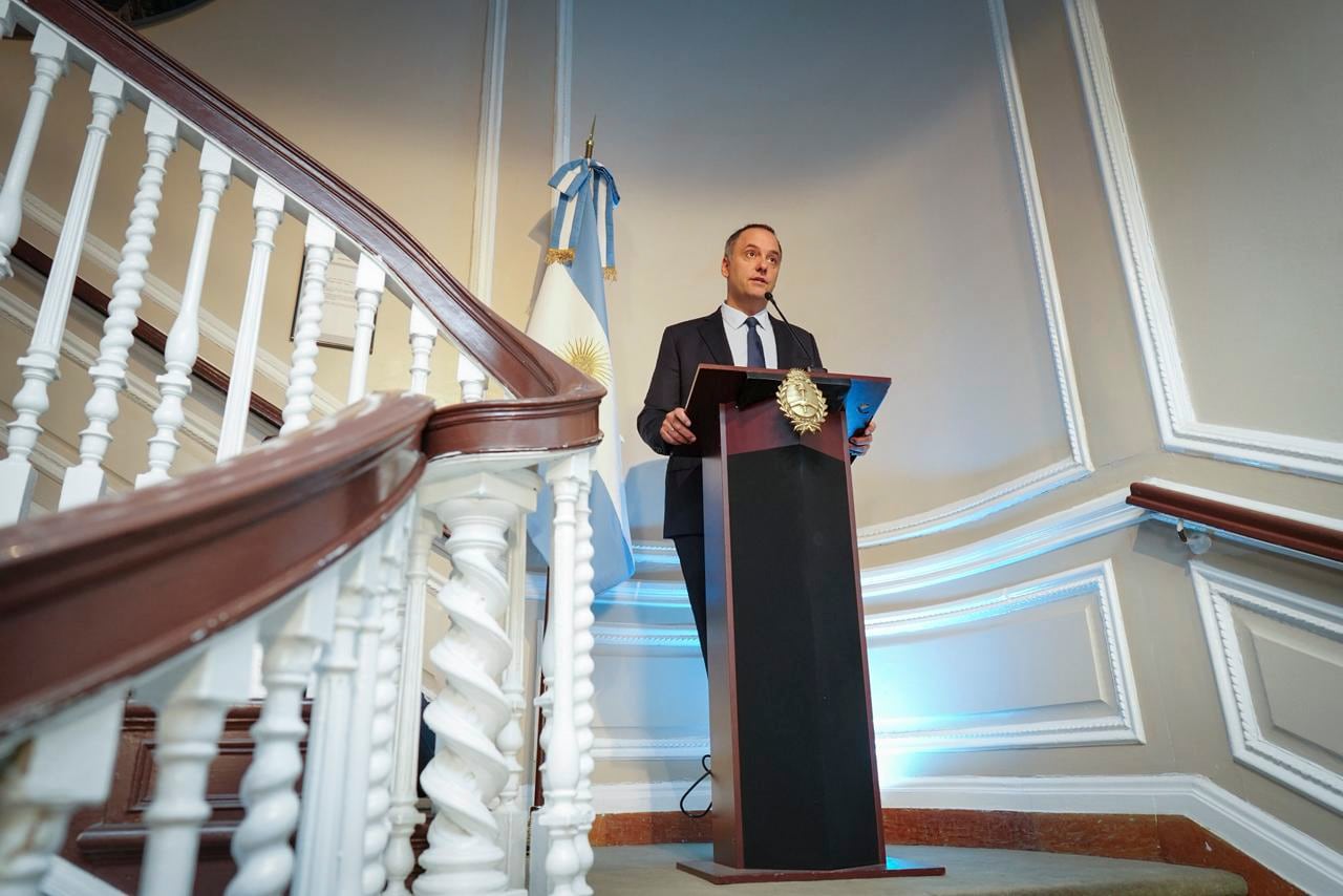 Adorni suma poder en el Gobierno: ahora le delegan la supervisión de los gastos del Estado