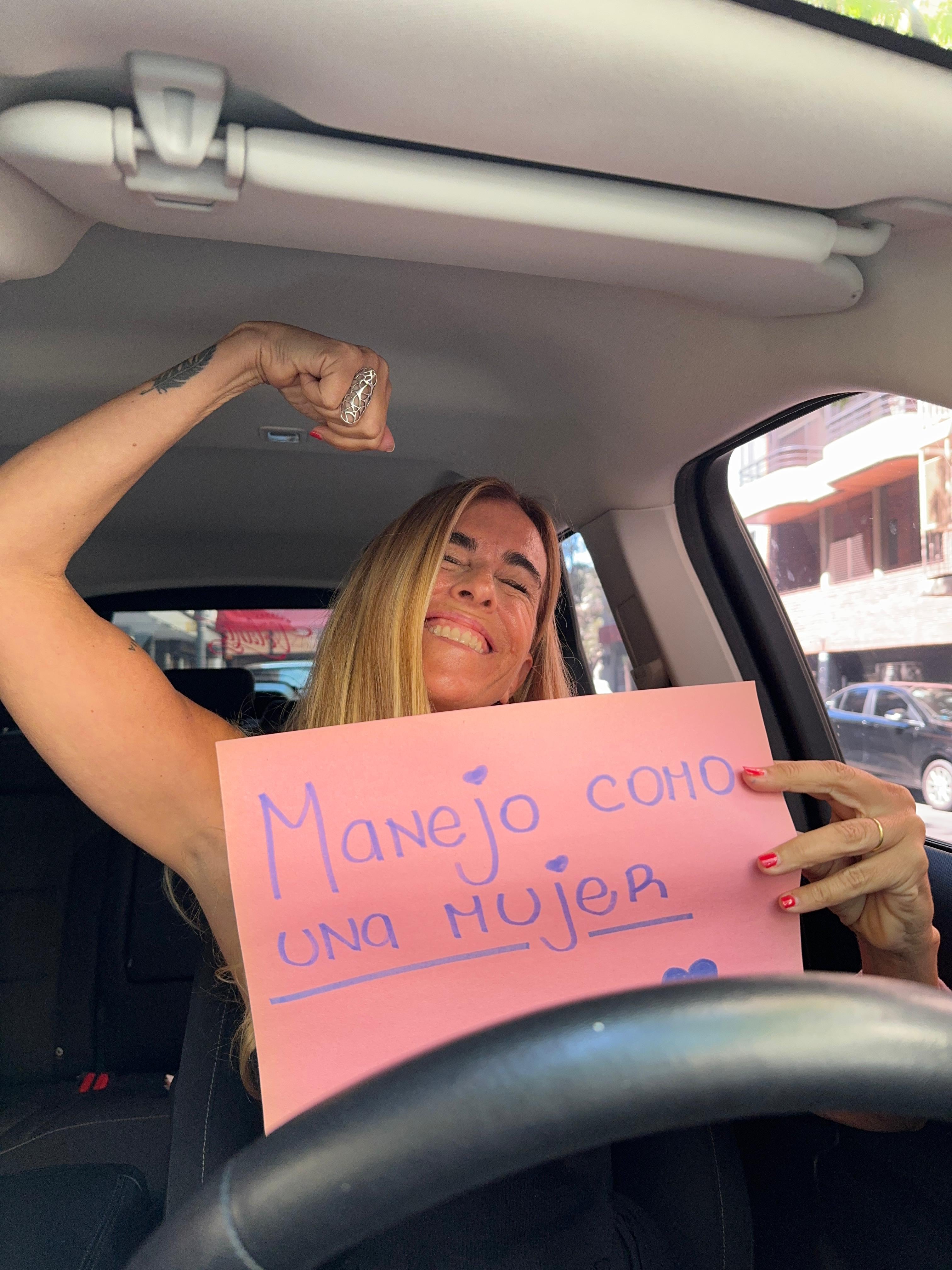 Mujeres al volante: cómo una crisis personal inspiró a mujeres a superar miedos y bloqueos al manejar 11 “Creo que cuando una mujer empieza a manejar también cambia la relación con ella misma. Aparece otra seguridad, otra confianza, otra manera de habitar el mundo”, dice Luly