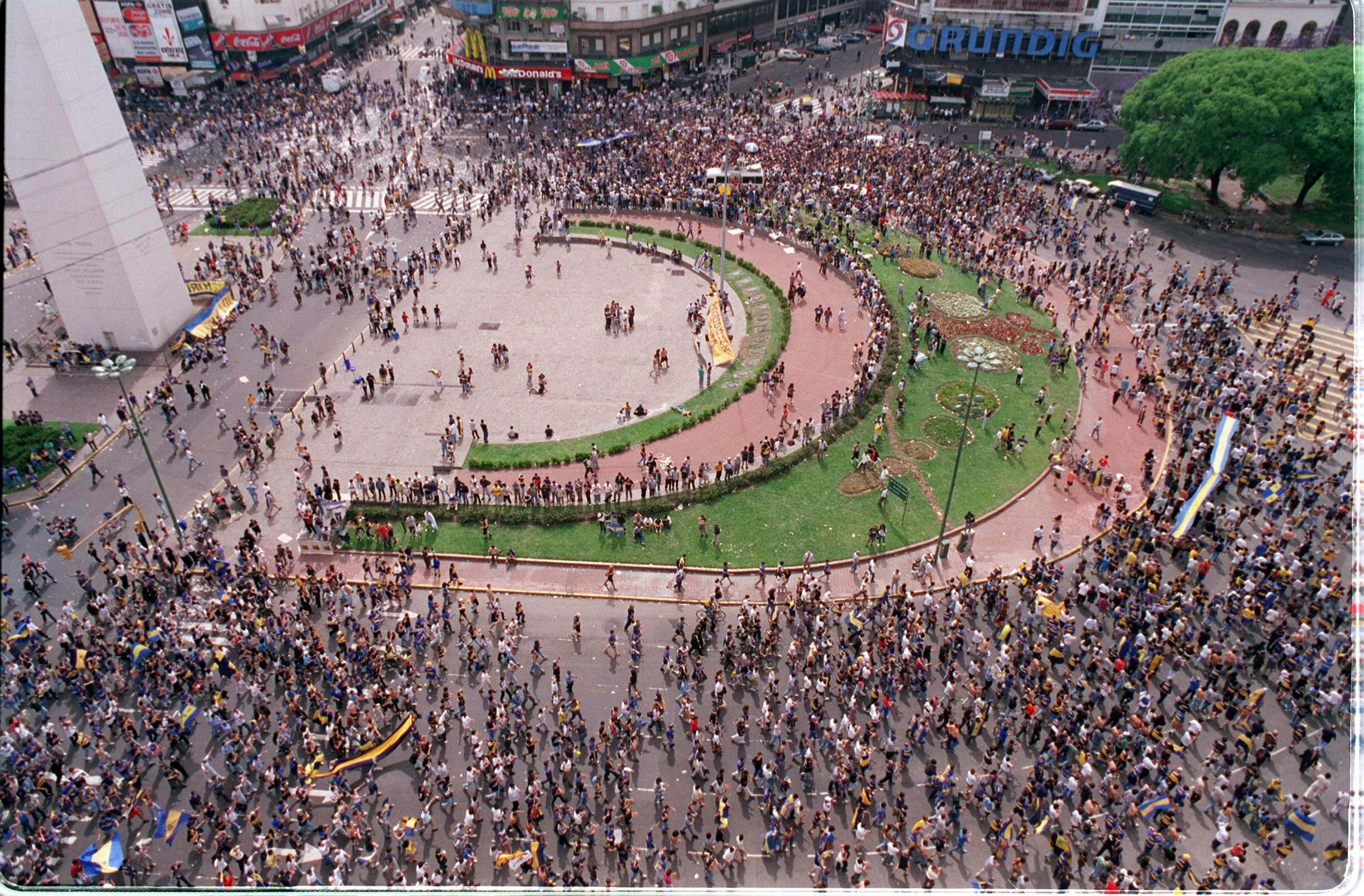 La vista panorámica de los hinchas de Boca llegando al Obelisco