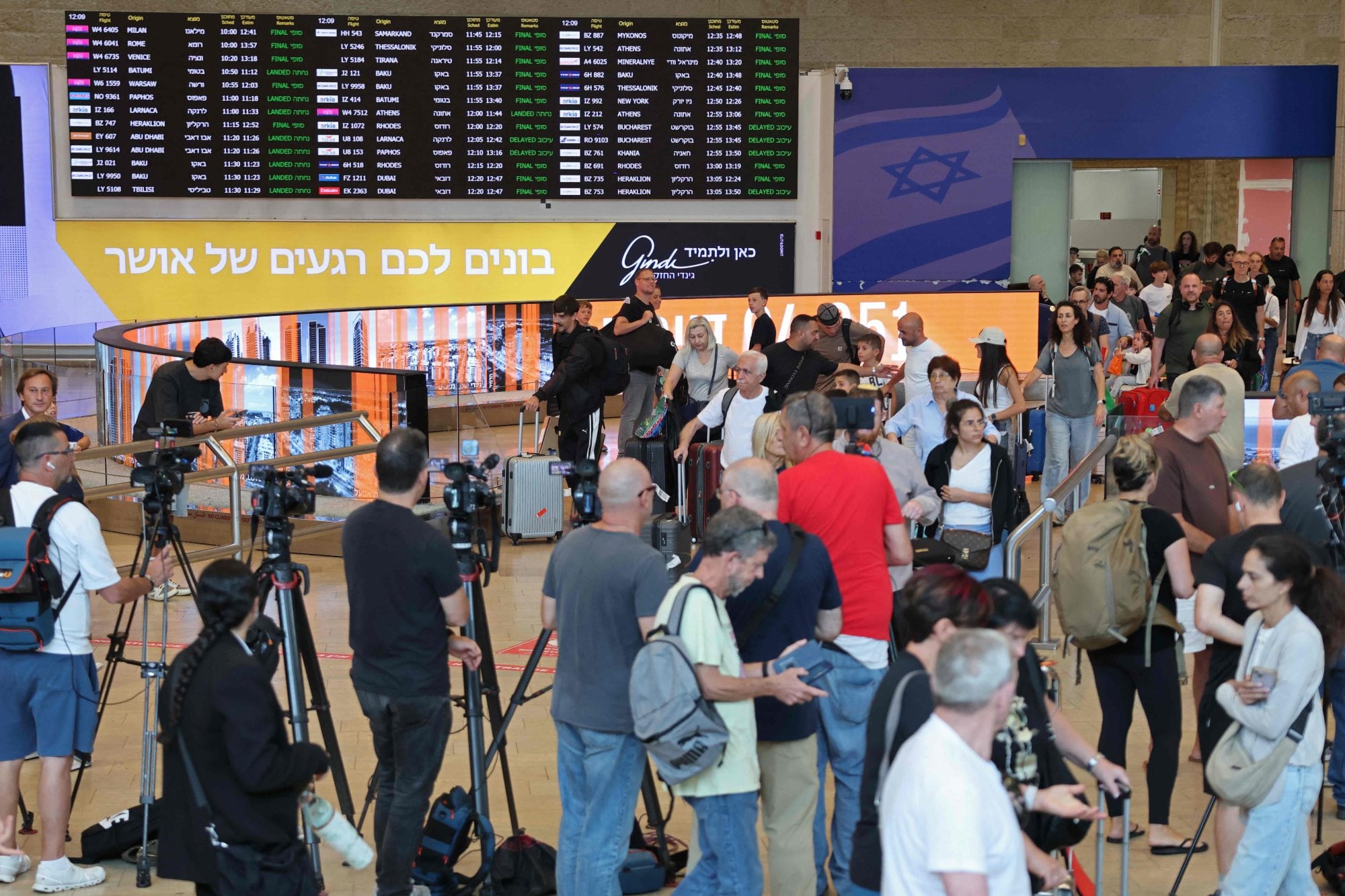Distintos medios de prensa trabajan en el aeropuerto de Ben Gurión, cerca de Tel Aviv