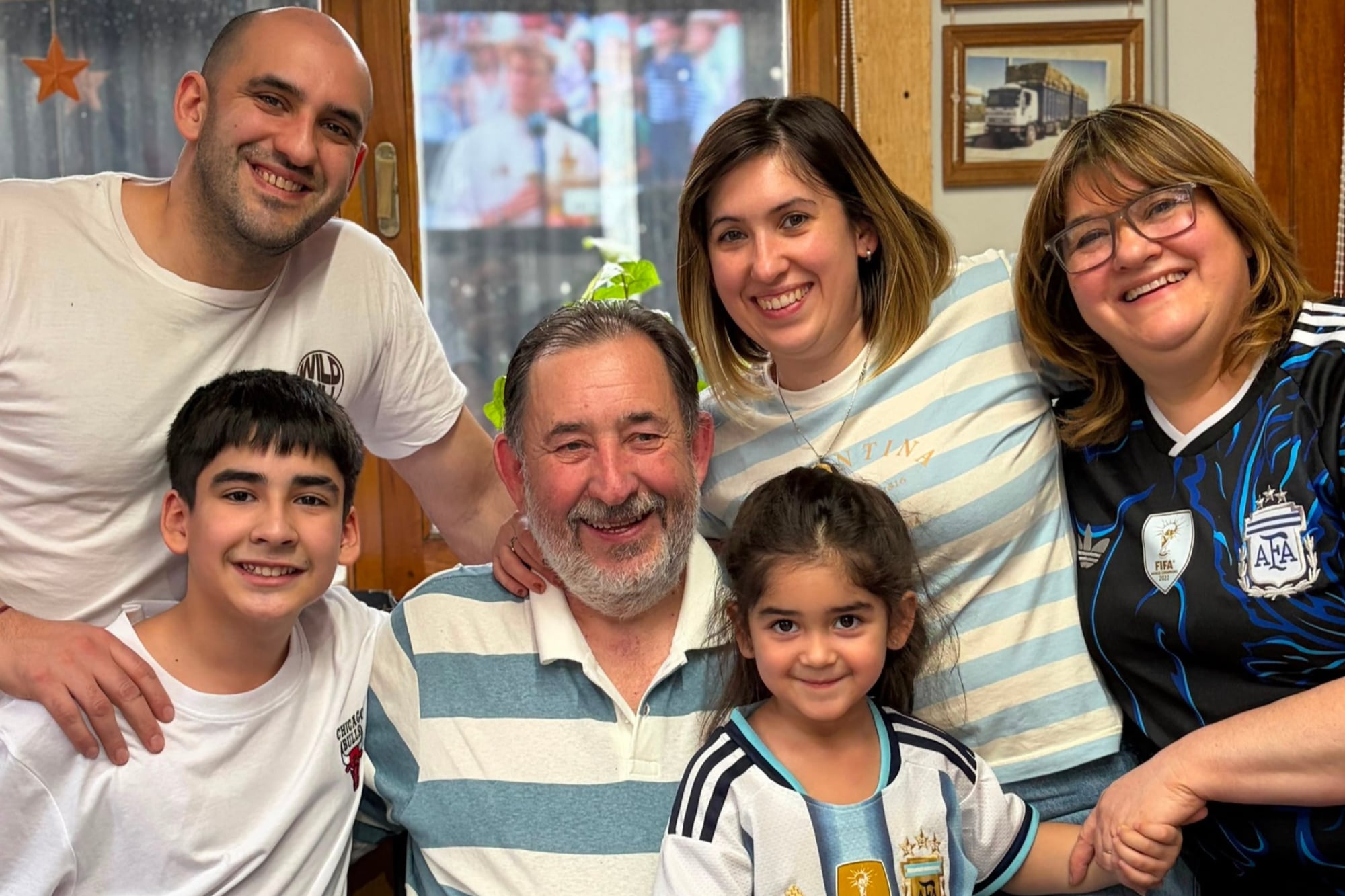 Nelson Ginter junto a María Alejandra Pirchio, hijos y nietos