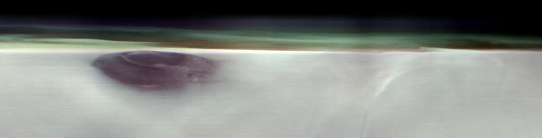 La sonda Mars Orbiter de la NASA captó un volcán asomando por encima de las nubes matinales (Foto: Gentileza NASA)