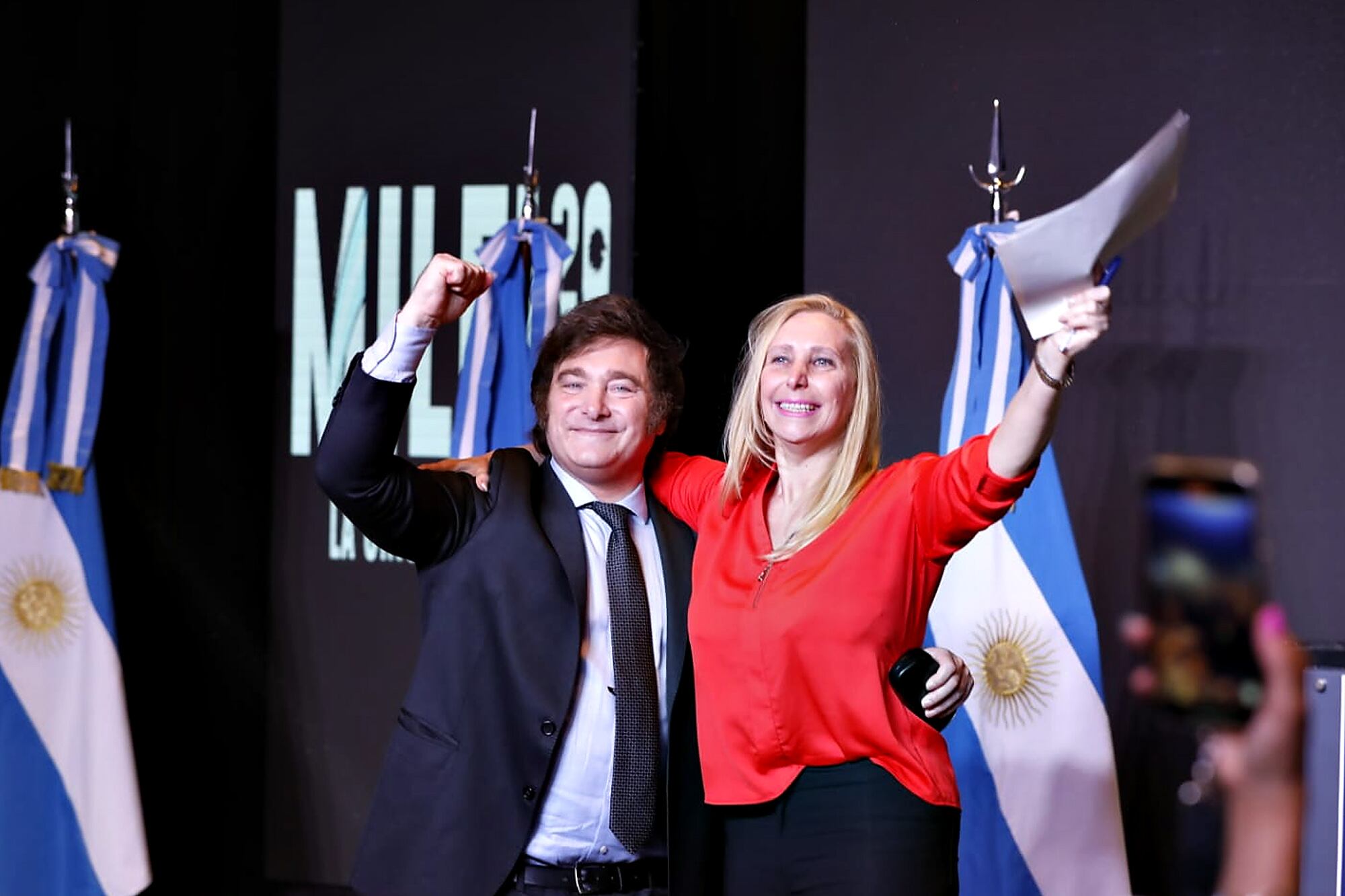 Javier y Karina Milei durante el festejo en el búnker