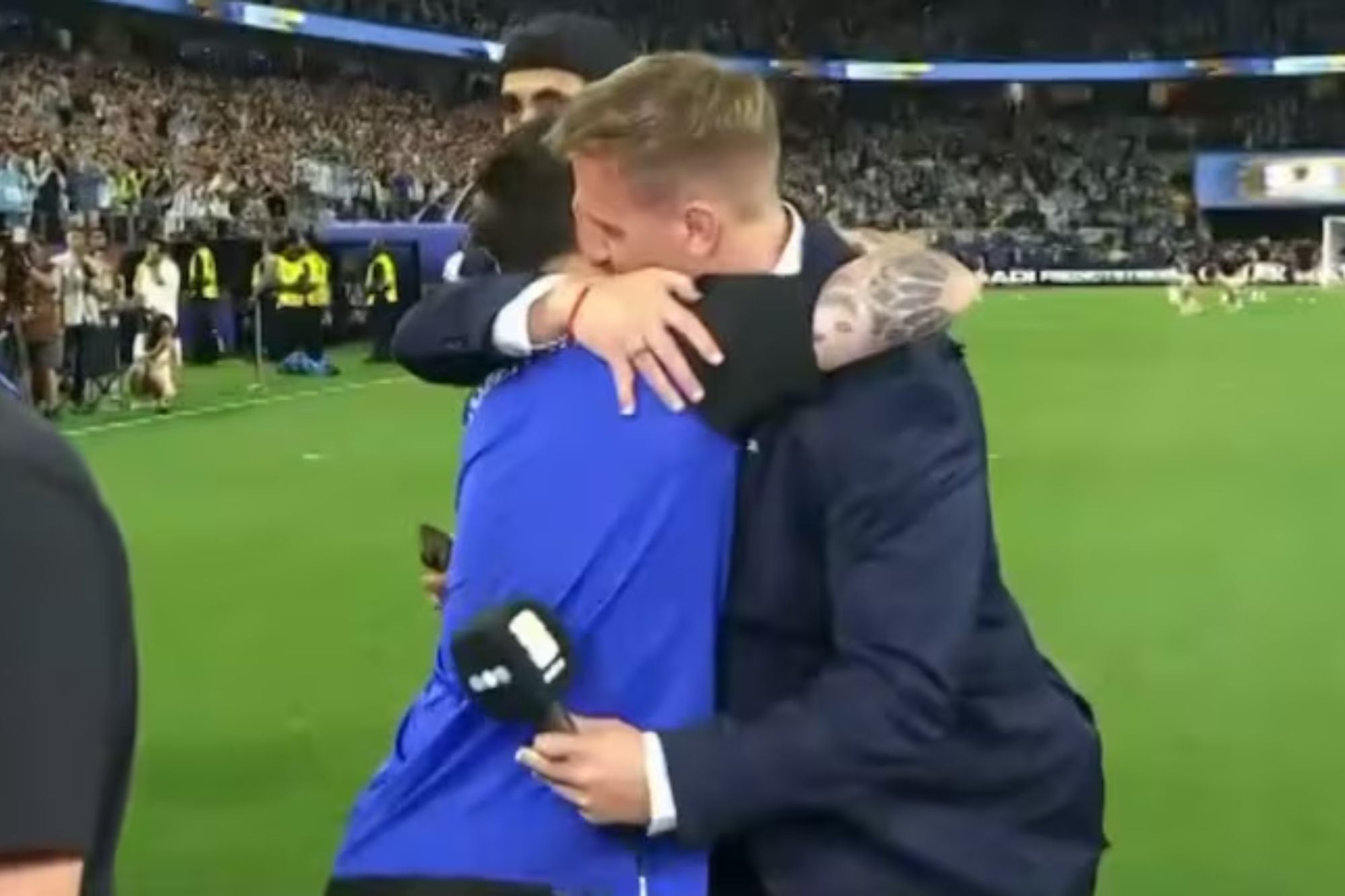Lionel Messi abrazó a Maxi López en la previa del partido y el exfutbolista se quebró al aire