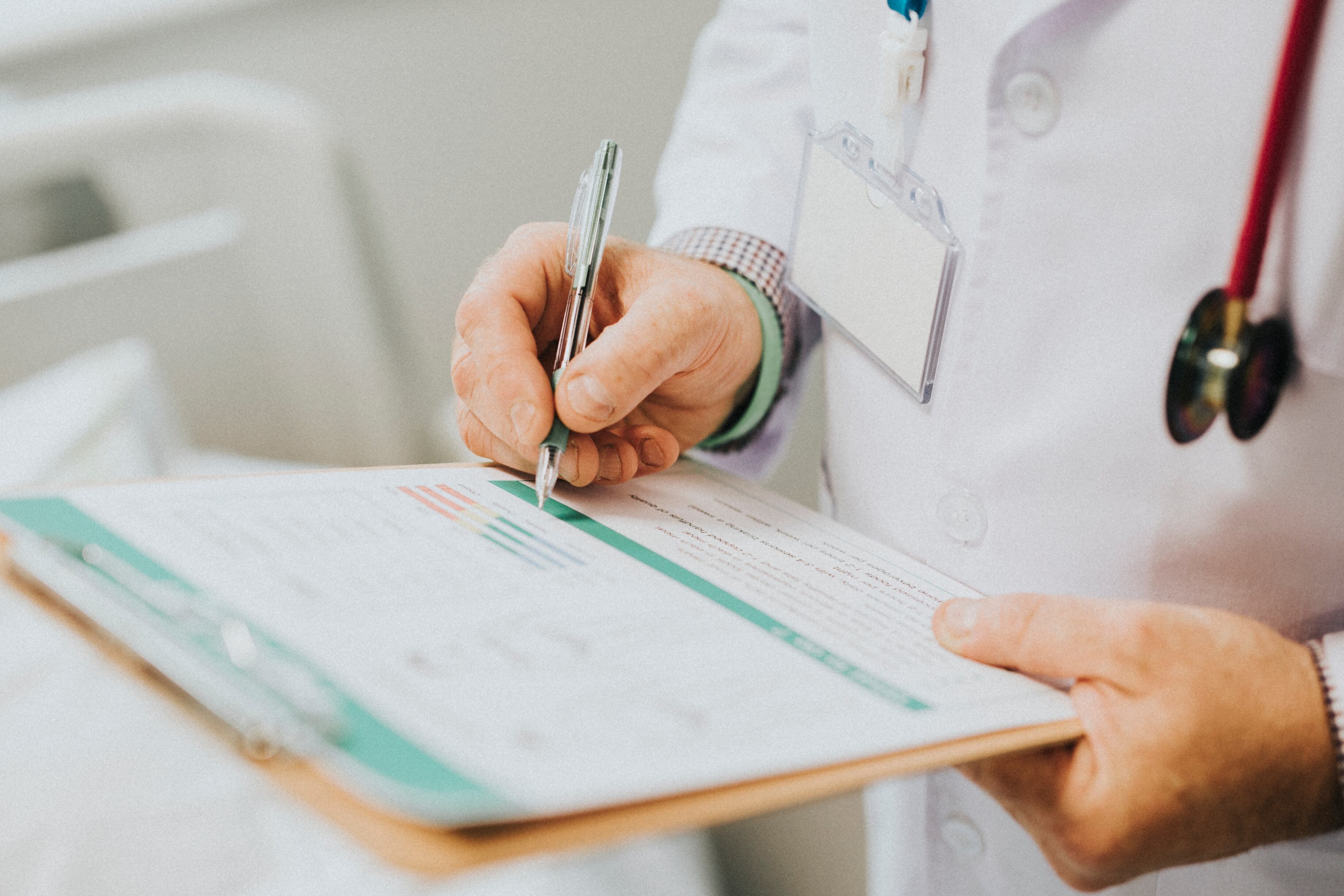 Los médicos que soliciten la revalidación con la nueva ley tendrán que certificar que cuentan con experiencia activa en los cuatro años previos a la solicitud