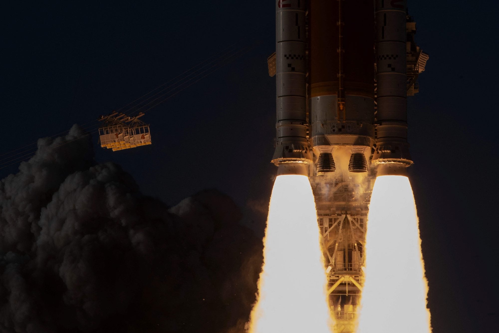 Los propulsores de combustible sólido de Artemis II se encienden en el Centro Espacial Kennedy, en Cabo Cañaveral, Florida, el 1 de abril de 2026