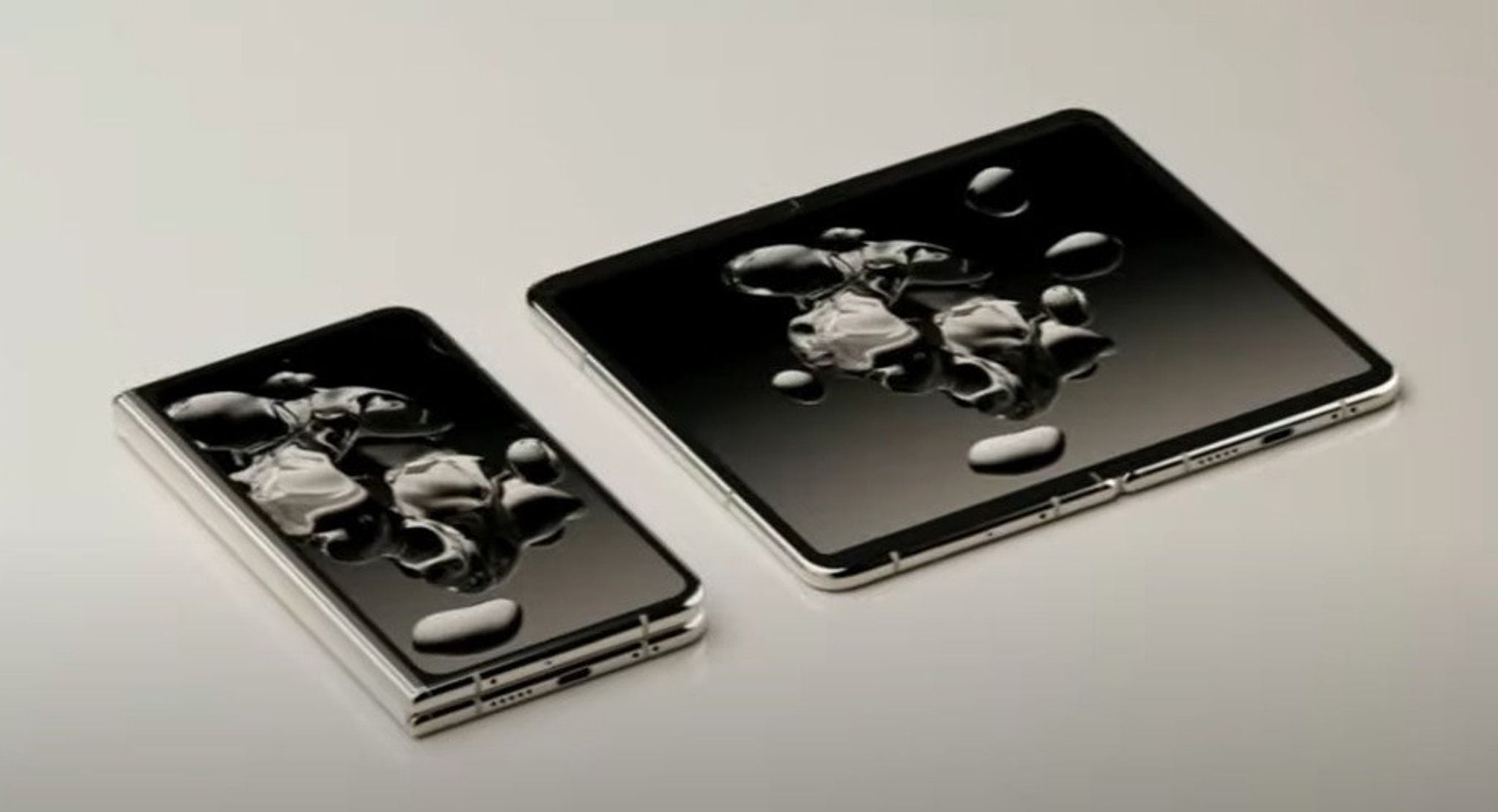 Un Google Pixel Fold. La pantalla externa es de 5,8 pulgadas, lo que le permite un diseño muy compacto, aunque algo grueso cuando está cerrado (12 mm); otros teléfonos plegables, como los de Honor, ya logran un grosor de 10 mm, más cercano a los 8 o 9 mm de un smartphone convencional