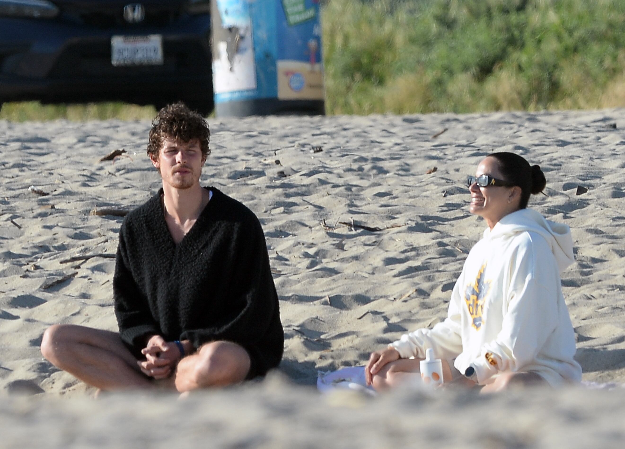 Shawn Mendes compartió un momento de relax en la playa de Los Angeles su amiga, Jocelyne Miranda. El cantante canadiense y la famosa quiropráctica parecían estar meditando sobre la arena mientras contemplaban el océano, luego de una merienda al sol