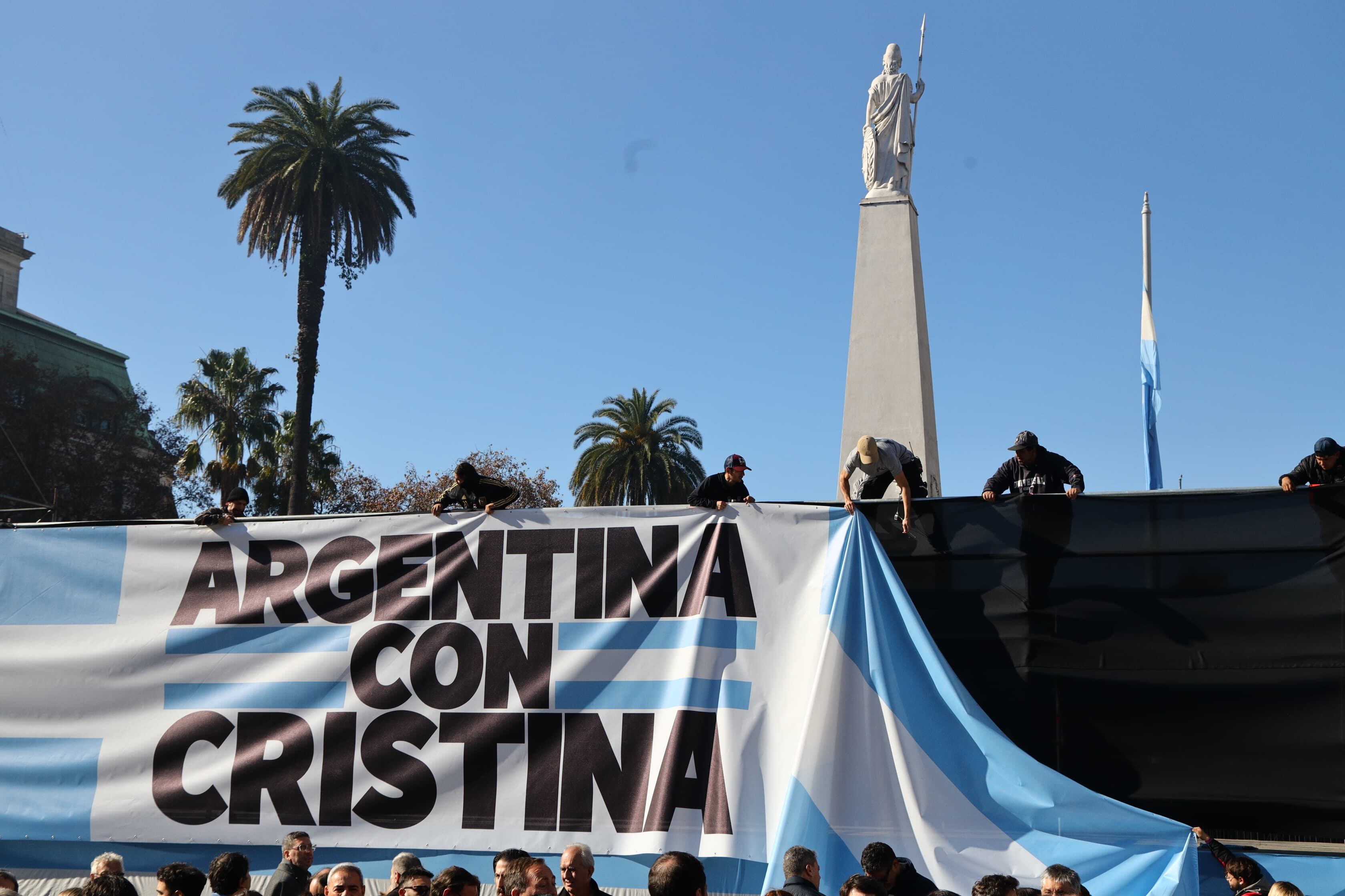 El frente del escenario desde donde se dio a conocer el audio de Cristina Kirchner, en la Plaza de Mayo