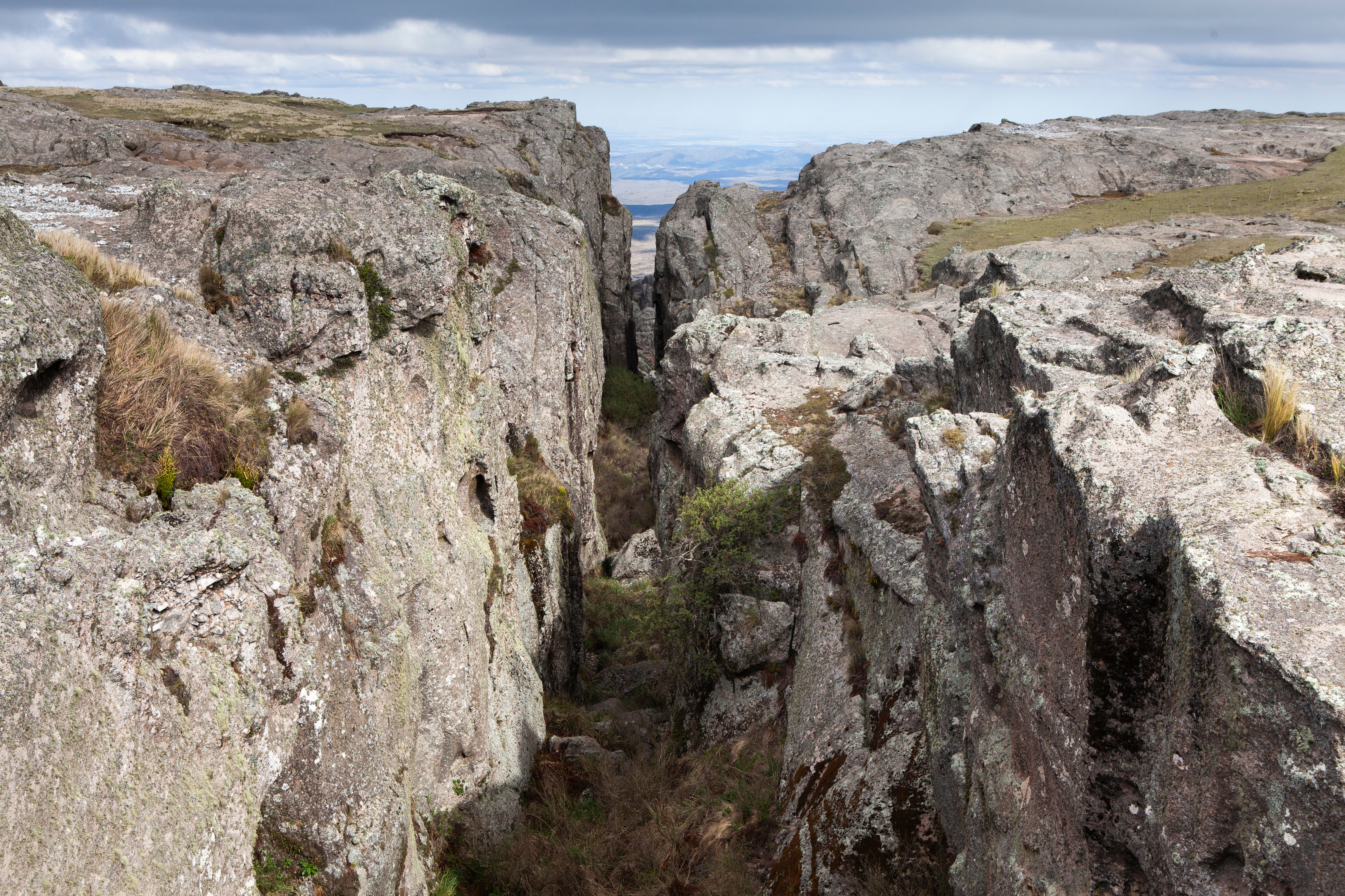 Las profundas grietas son parte de la arquitectura de este laberinto natural en el norte de las Sierras Grandes