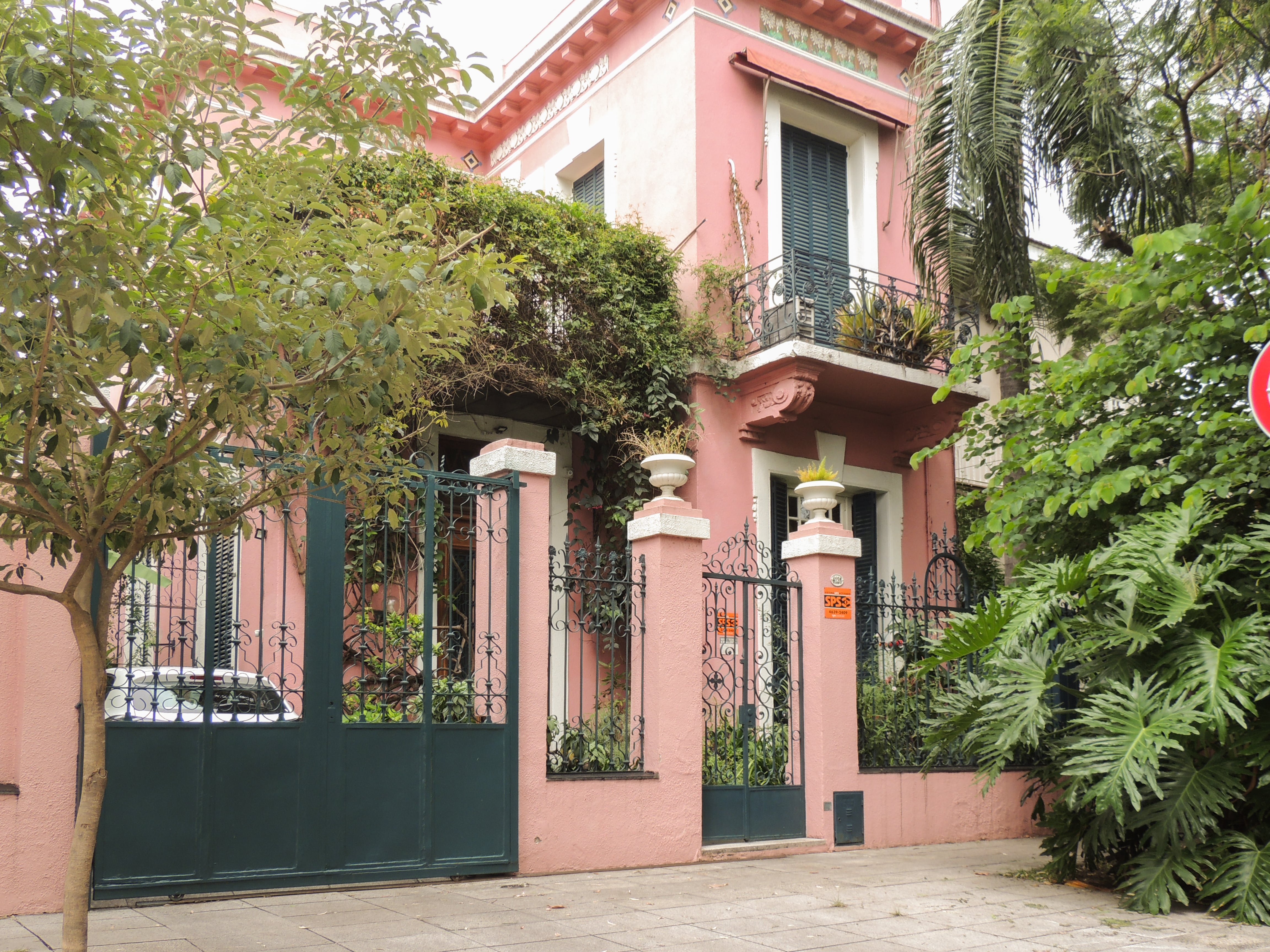 Casa pintoresca del barrio.
