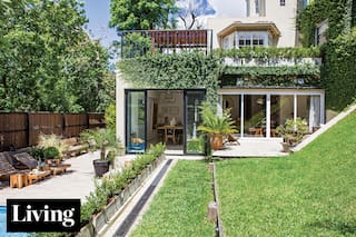 Todo el encanto de una casa con barranca de los años 70 en Punta Chica