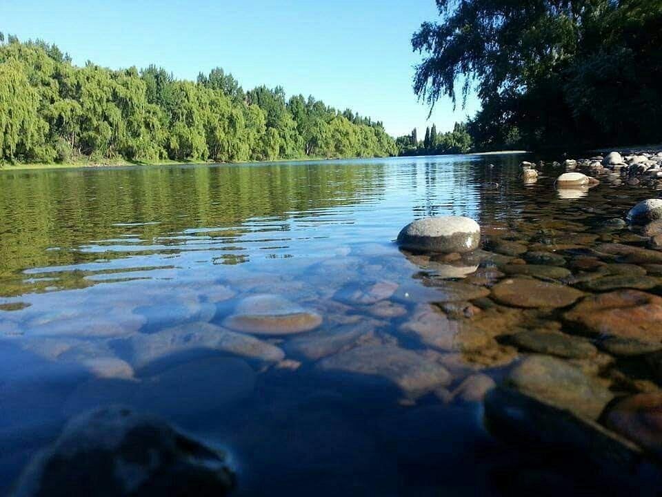 Encontraron el cuerpo de un hombre flotando en el río Negro