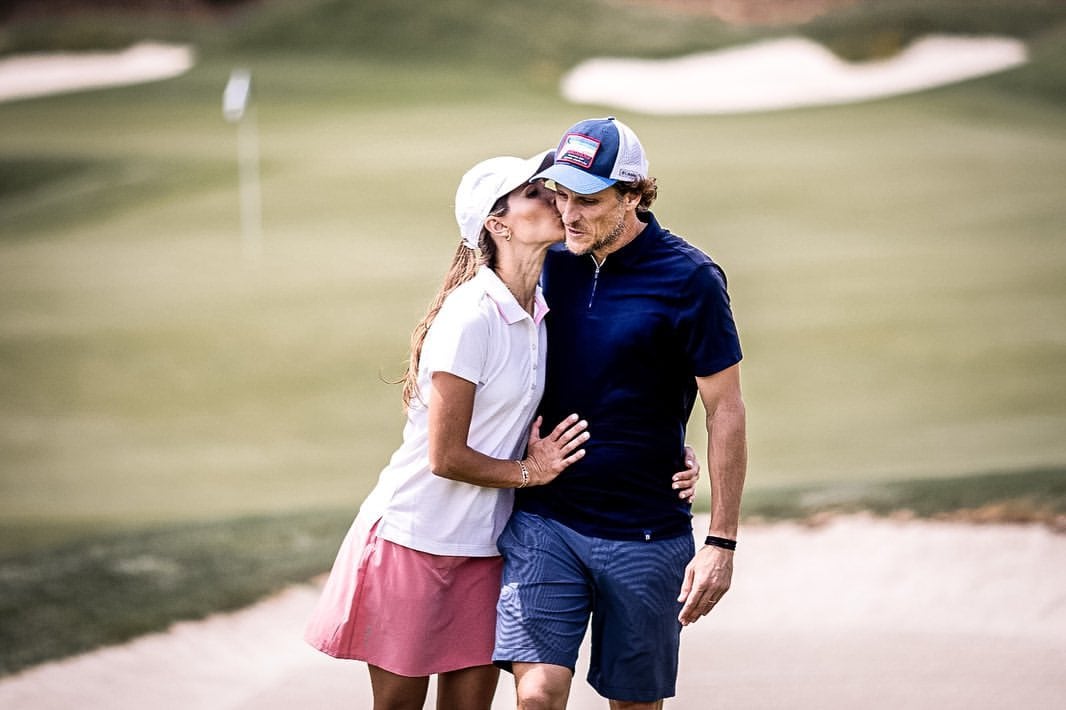Paz y Forlán comparten también su amor por el golf, entre otros deportes