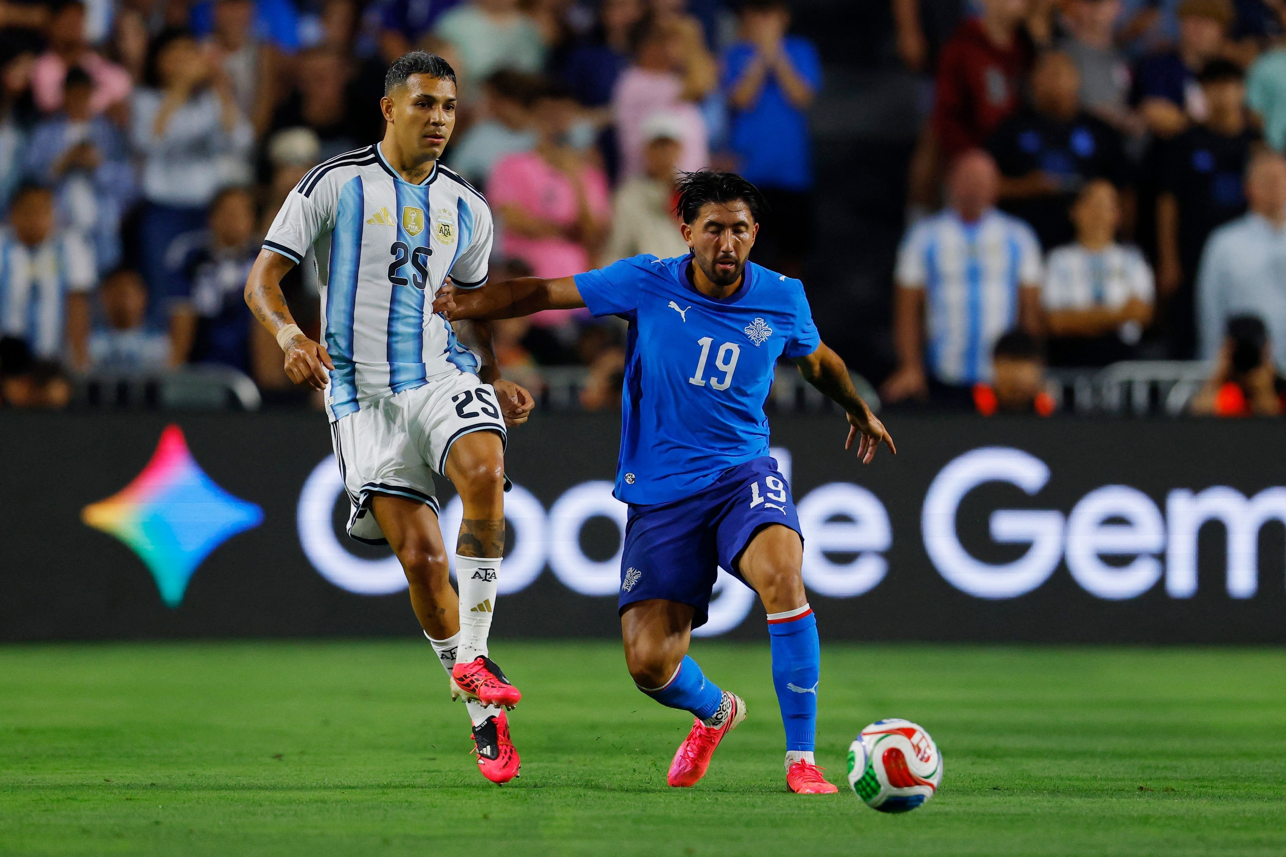 Facundo Medina, en acción ante Islandia; el defensor de Olympique de Marsella es una alternativa para el lateral izquierdo