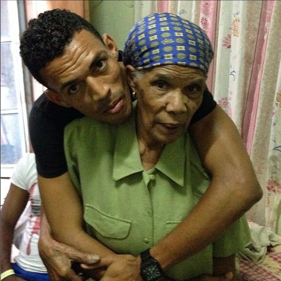 Como sus padres debían trabajar y estudiar, Vozinha fue criado por sus abuelos