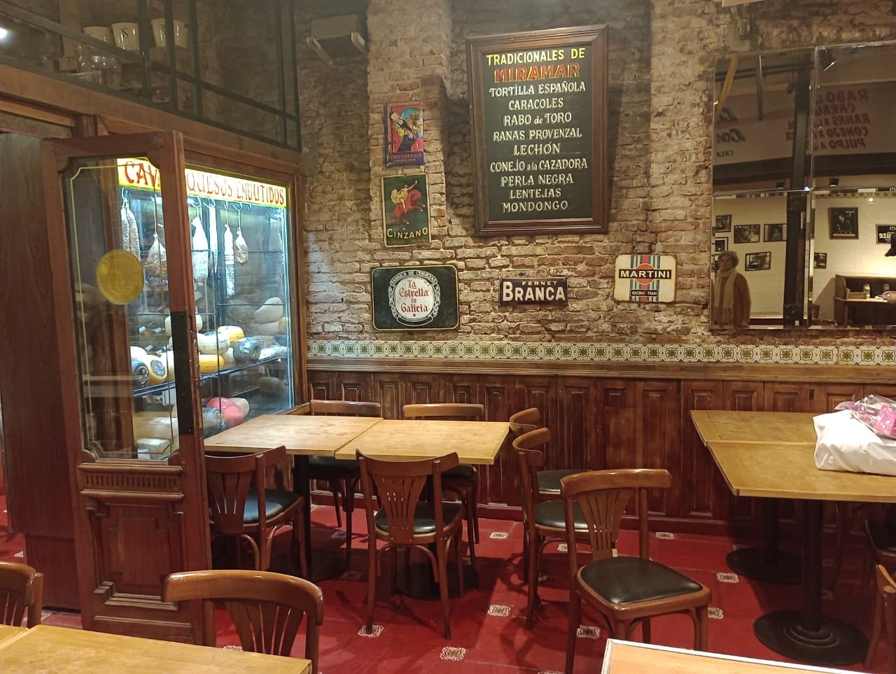 El bodegón abre de lunes a viernes desde la mañana hasta la madrugada