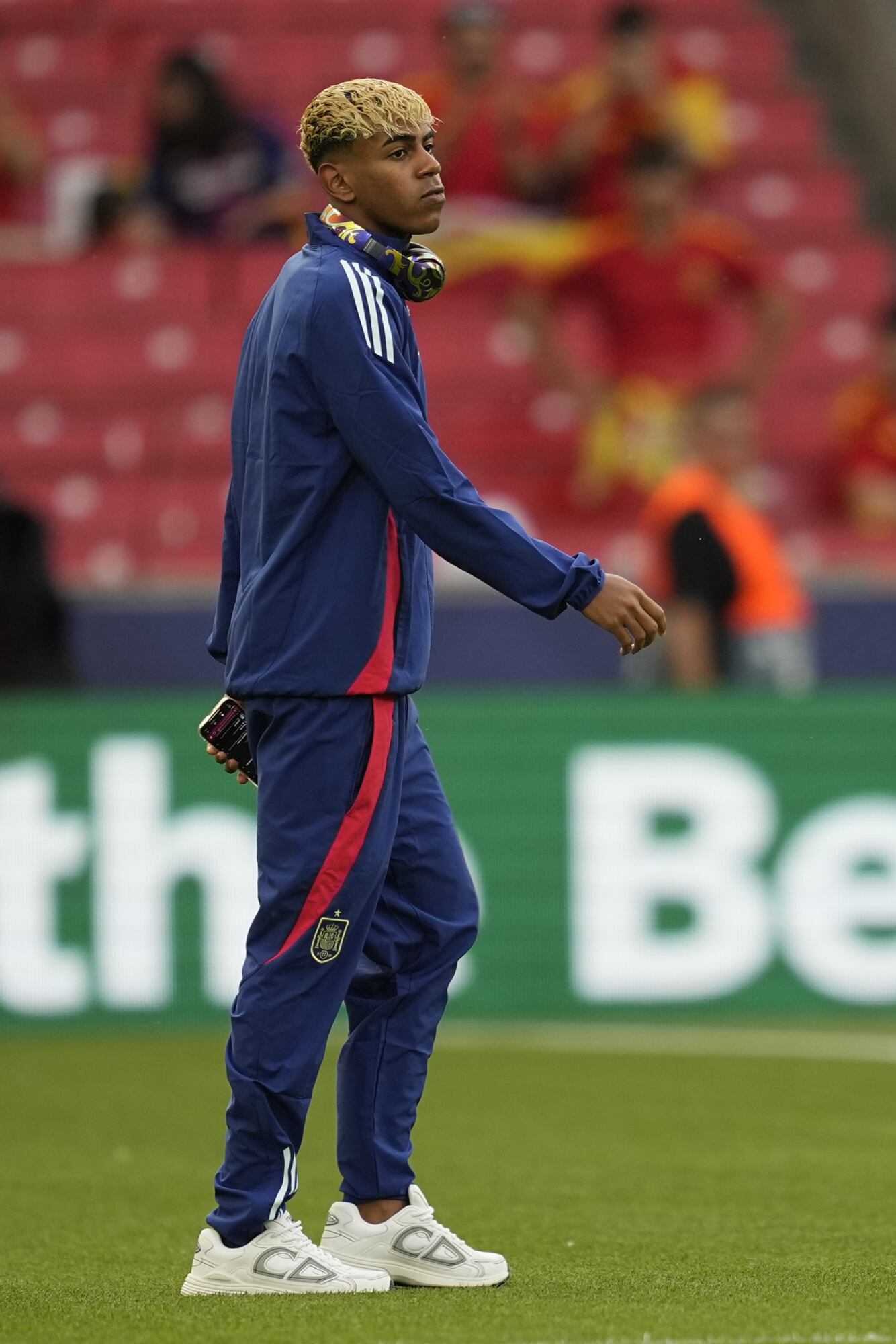El español Lamine Yamal camina por el campo de juego antes del partido de semifinales de la Liga de Naciones entre España y Francia, el jueves 5 de junio de 2025. (Foto AP/Martin Meissner)