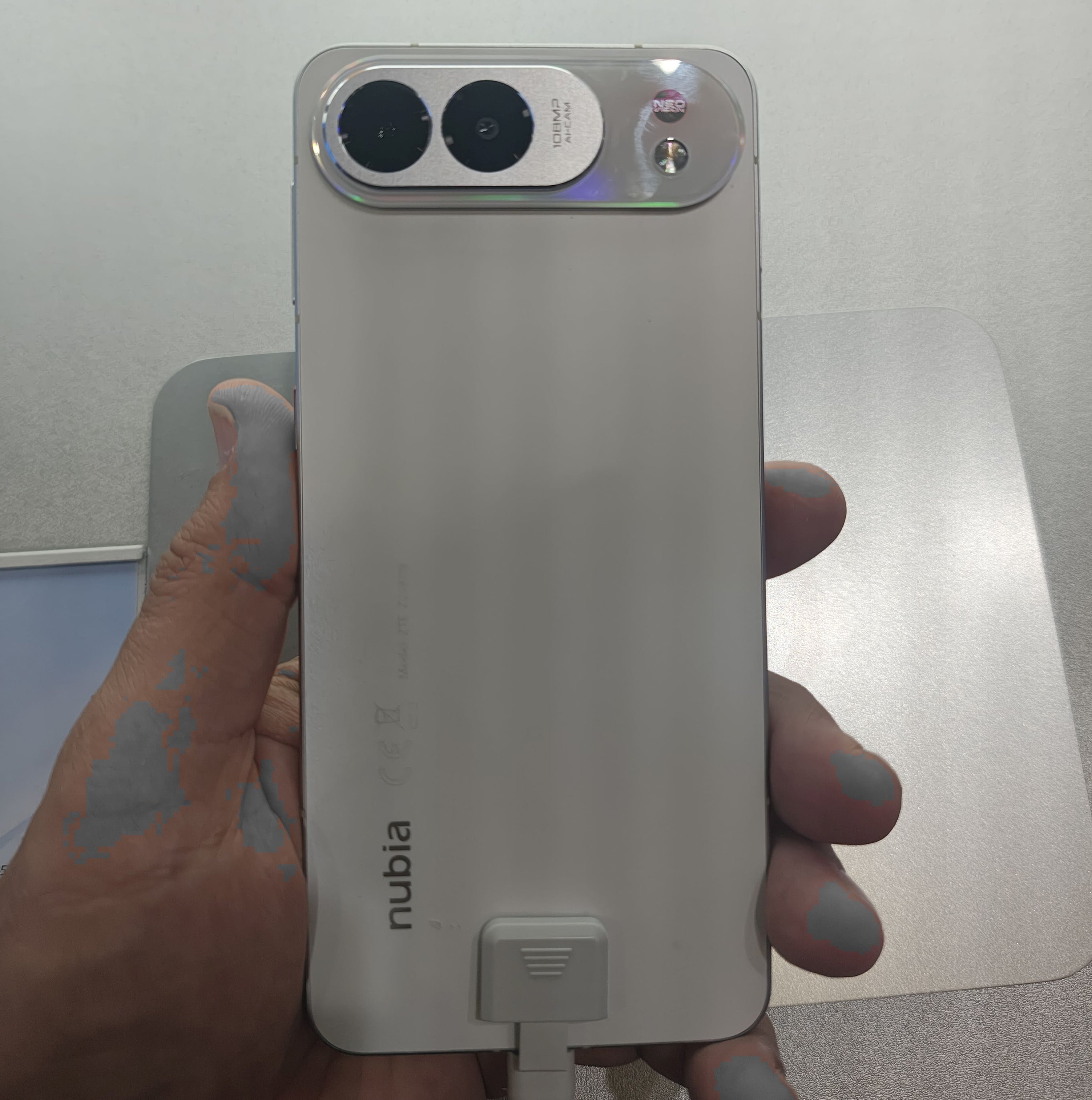 Un Nubia Air Pro, con perfil de 5,9mm, presentado en el MWC 2026