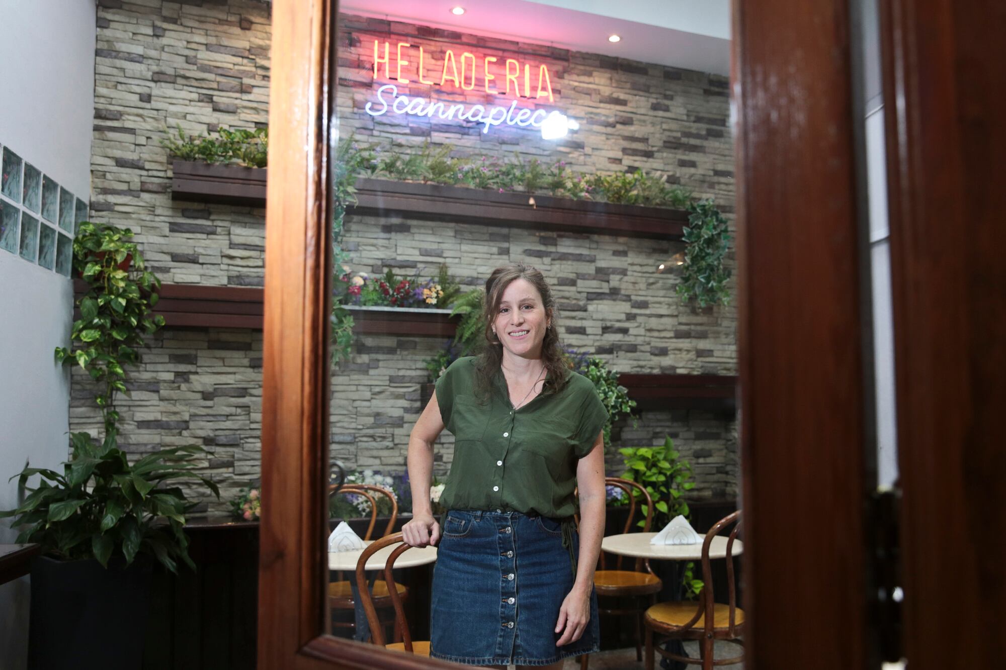 La historia del negocio familiar inspiró a Ana Scannapieco a escribir La heladería, la obra que presenta en el Paseo La Plaza junto con Boy Olmi y Pablo Fusco