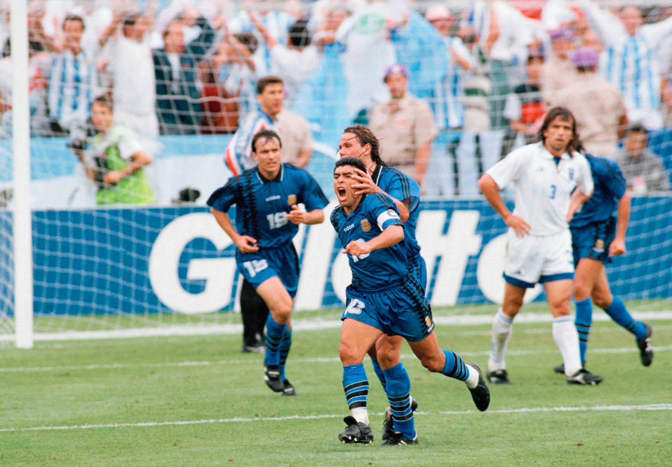 ARCHIVO - El argentino Diego Maradona (10) recibe un abrazo de su compañero Fernando Redondo tras marcar un gol contra Grecia durante un partido de la primera ronda del Grupo D del Mundial de fútbol, el martes 21 de junio de 1994, en Foxborough, Massachusetts. (Foto AP/Charles Krupa, archivo)