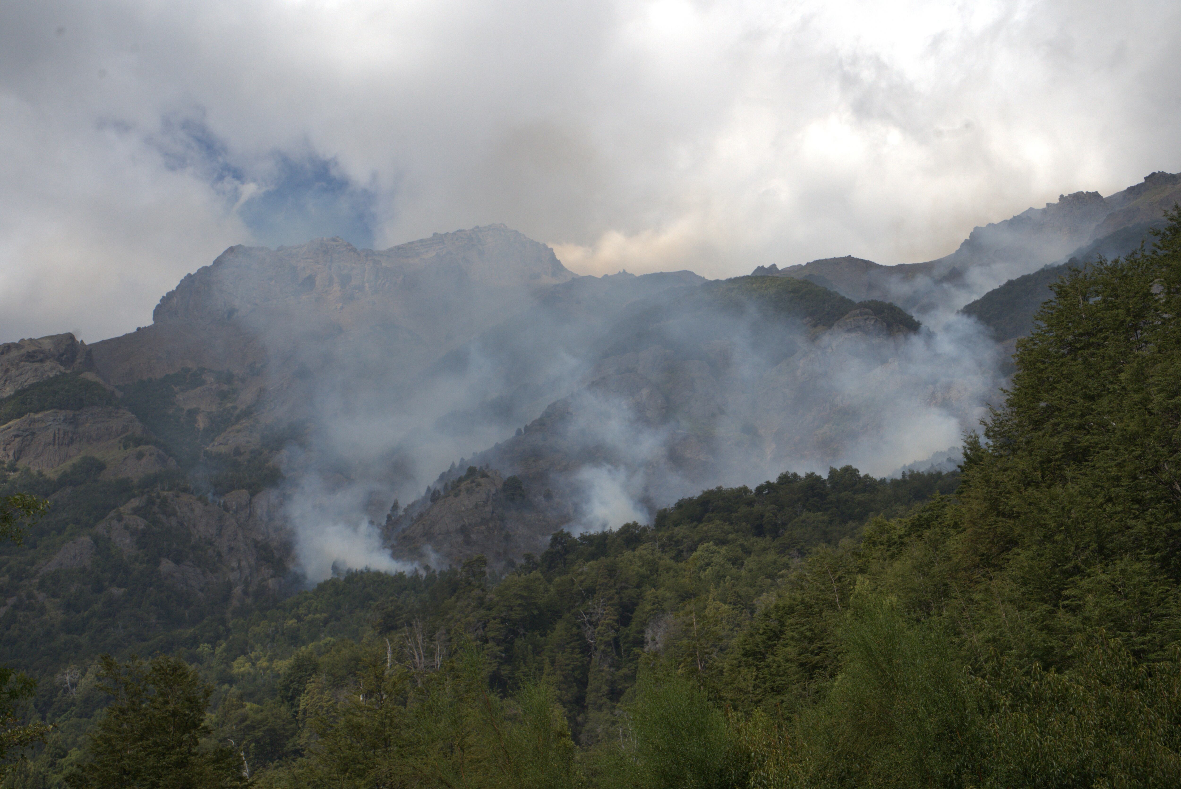 El fuego sigue activo en la zona de la portada norte del parque Los Alerces