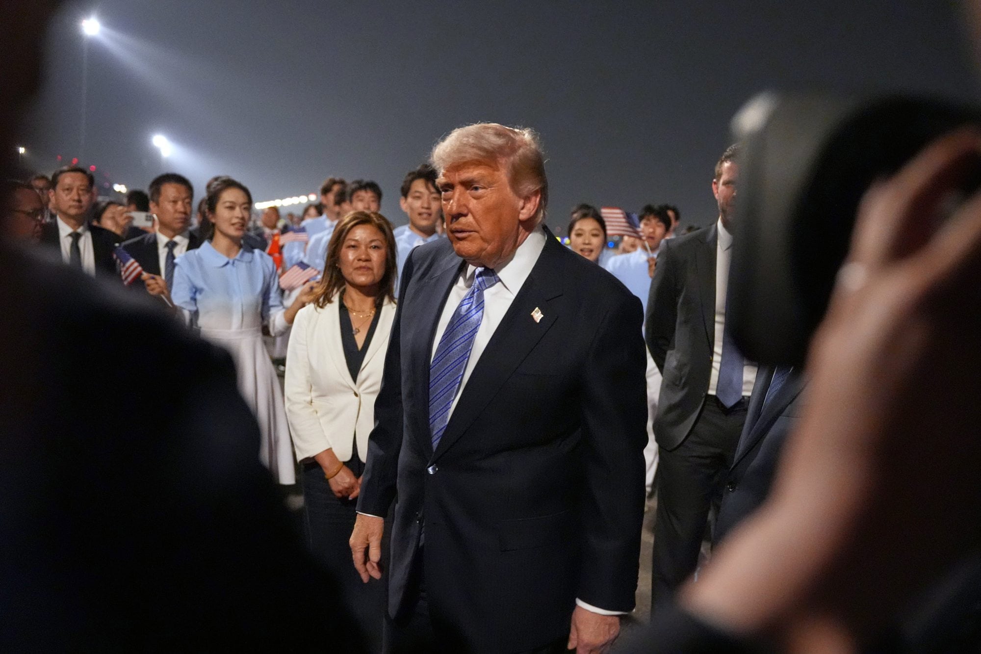 Trump llega a Pekín junto a una comitiva de empresarios estadounidenses, entre ellos, el dueño de Tesla y Space X, Elon Musk