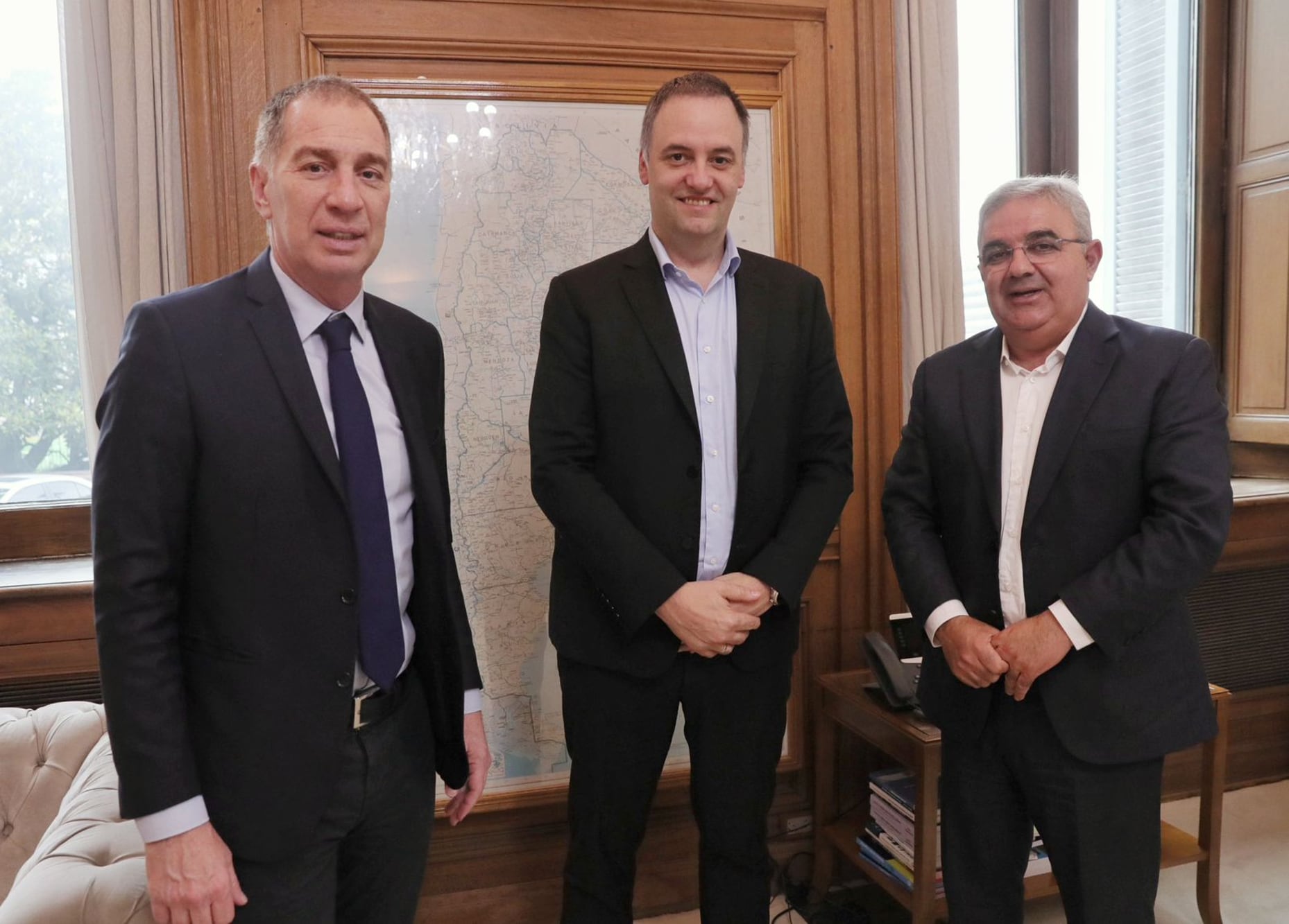 Diego Santilli, ministro del Interior; Manuel Adorni, jefe de Gabinete; y el gobernador catamarqueño Raúl Jalil