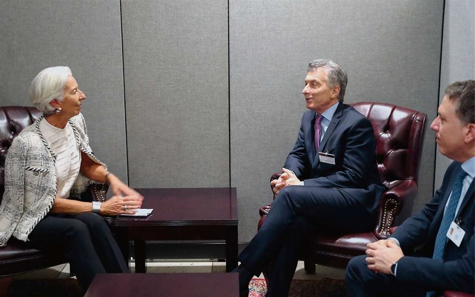 Mauricio Macri y Nicolás Dujovne, junto a la directora gerente del FMI, Christine Lagarde