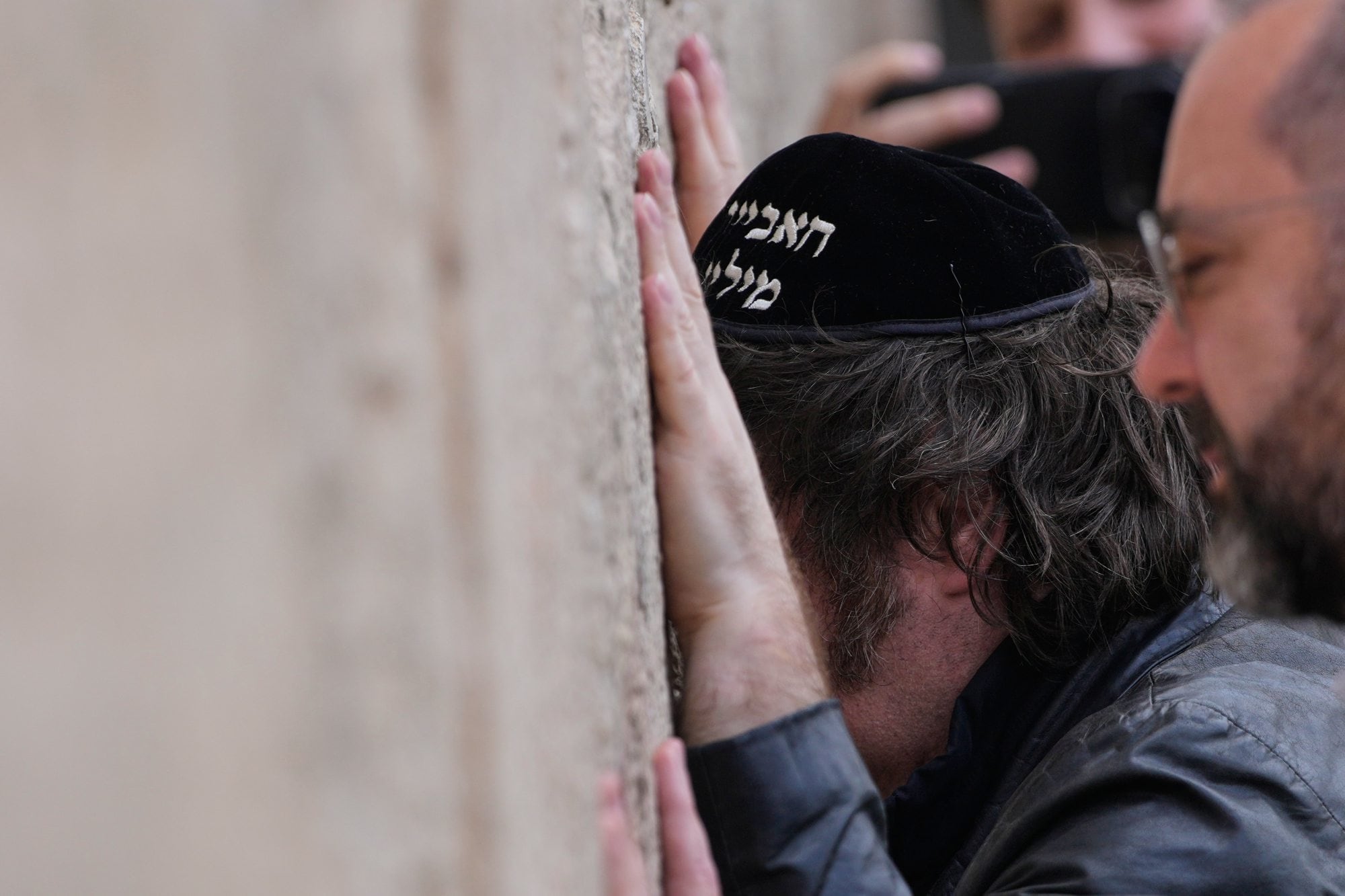 El presidente Javier Milei durante su visita al Muro de los Lamentos