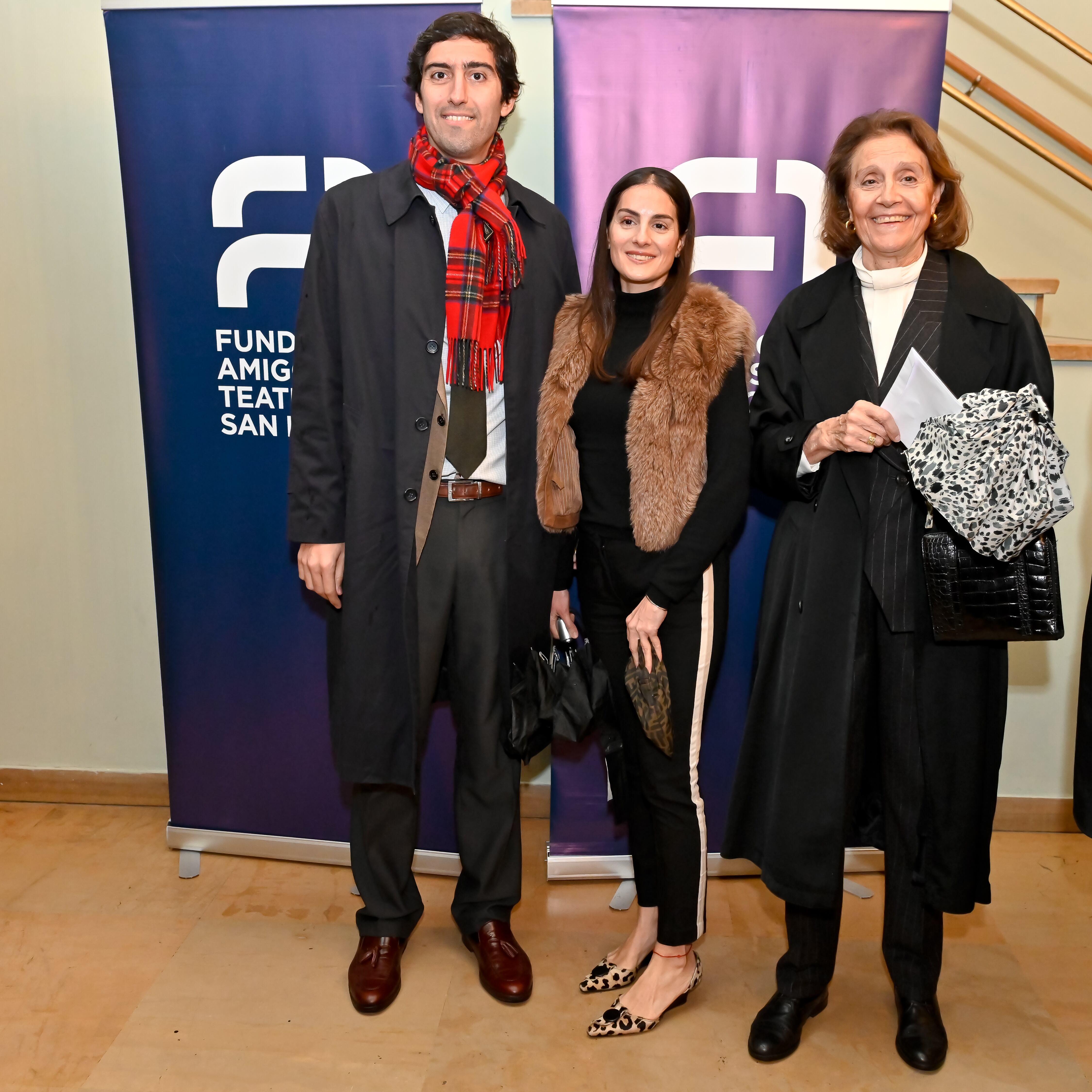 Nicolás y Sofía Pinto junto a su madre, Raquel Soler de Pinto