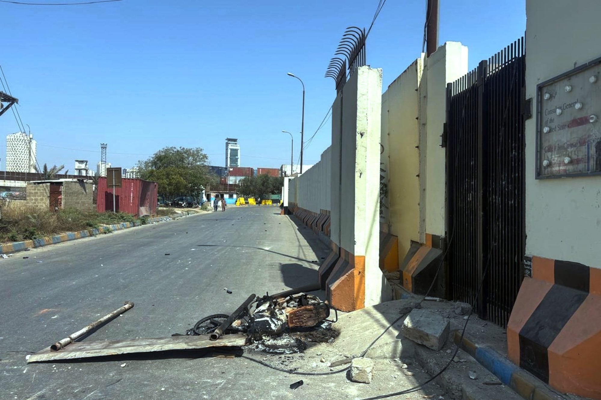 Una moto que fue incendiada y estrellada contra la puerta del consulado.