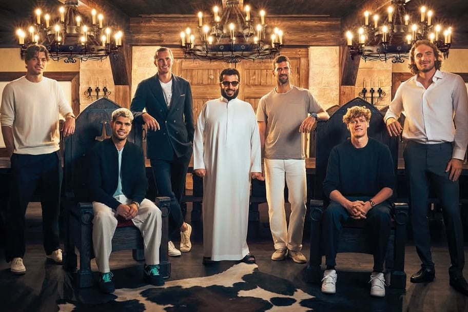 Los protagonistas del Six Kings Slam, el torneo de exhibición que se disputó en Riad e involucró, entre otros, a Djokovic, Alcaraz y Sinner; Turki Alalshikh, el magnate saudí, con ellos