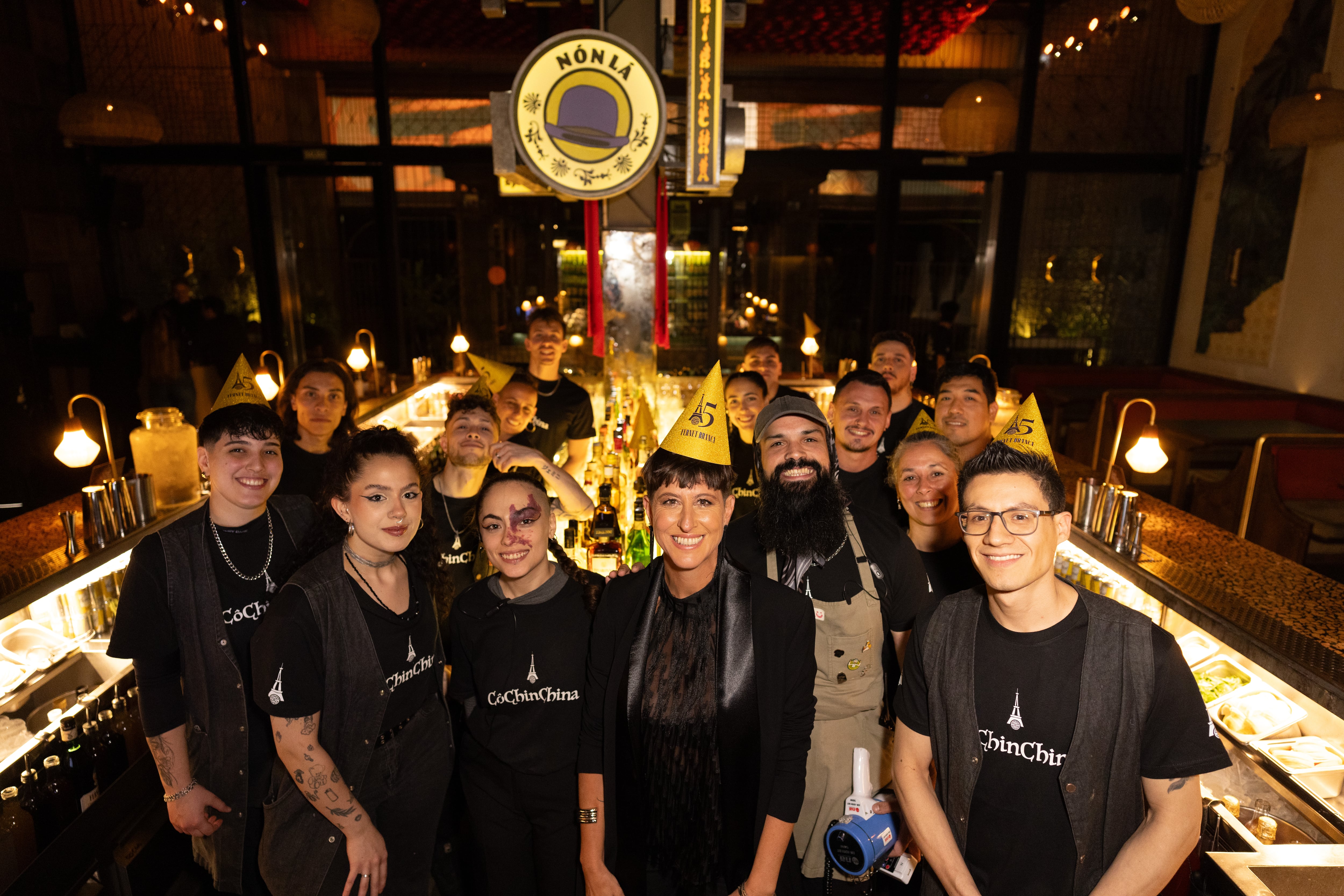 La exitosa bartender Inés de los Santos y equipo adentro de la barra de Cochinchina