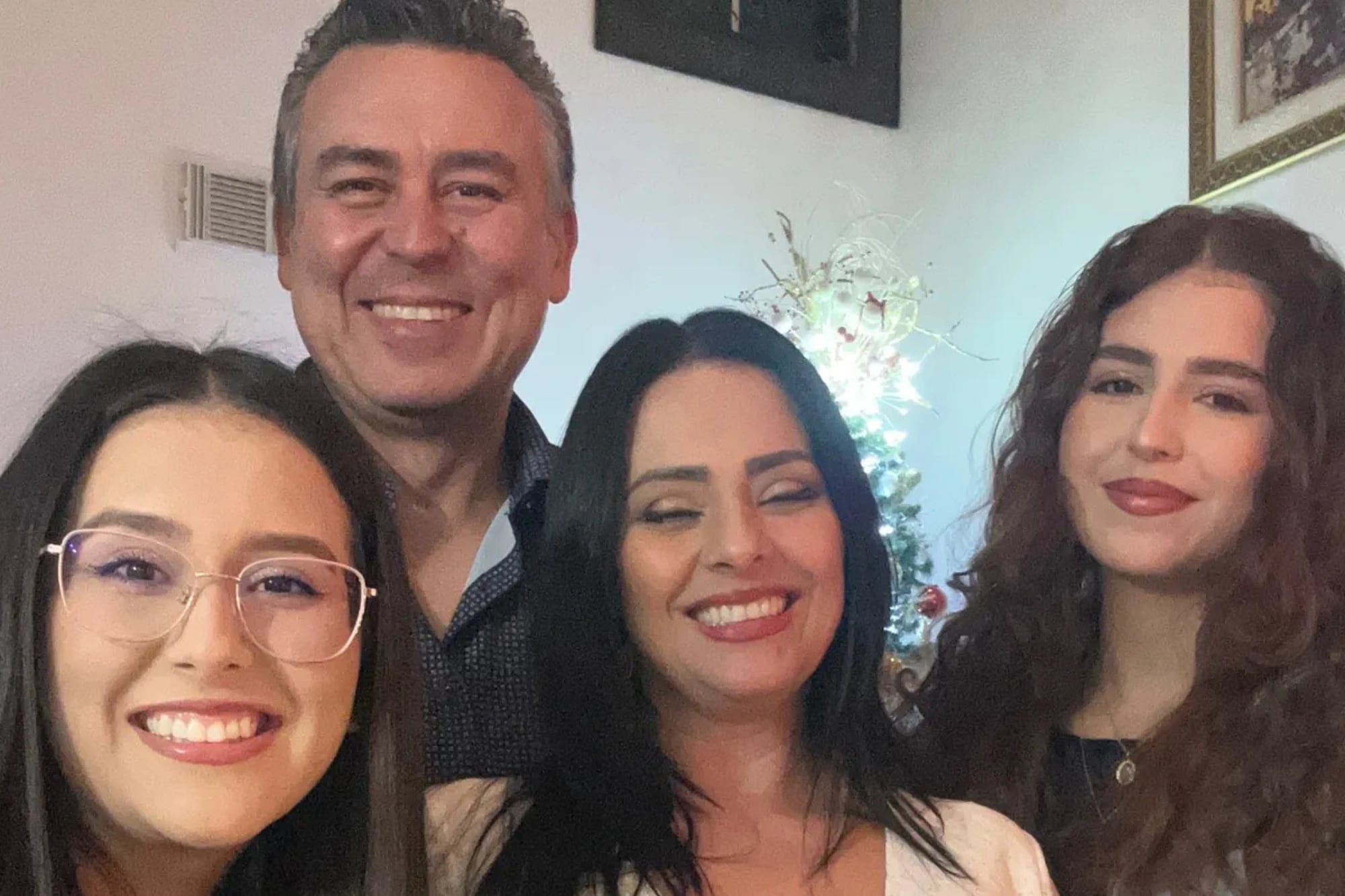 El ICE lo detuvo en Doral, llamó a su hija desesperado y ella terminó hablando con el agente: “Le quitó el teléfono”