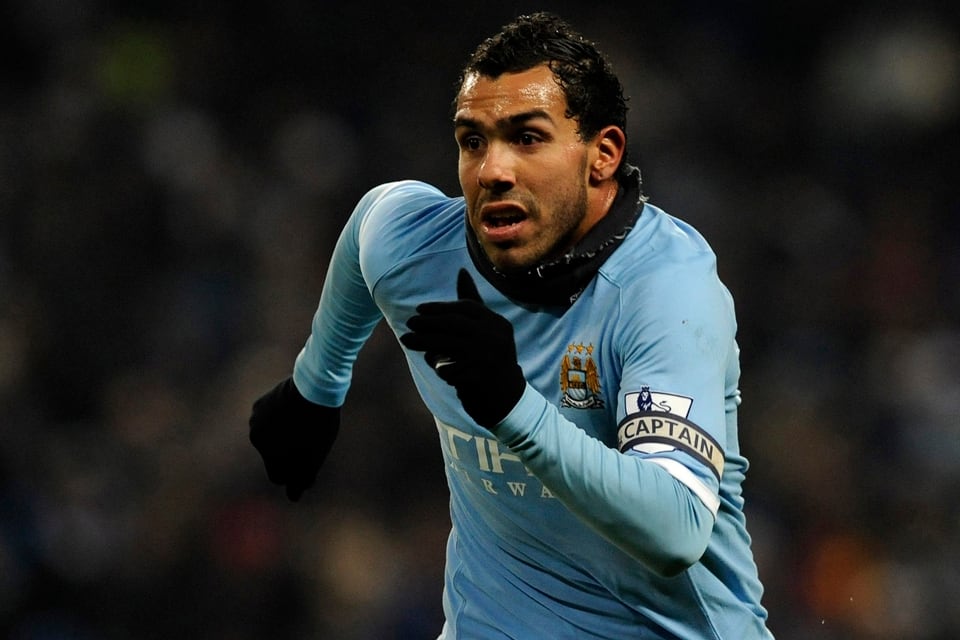 Carlos Tevez, con la camiseta de Manchester City y el brazalete de capitán