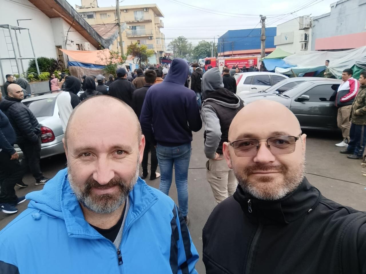 Marcos y su hermano Fabián, ambos capellanes de la policía, en mayo del 2024 asistiendo a los cientos de policías retirados y en actividad que acamparon 10 días en reclamo de mejoras salariales.