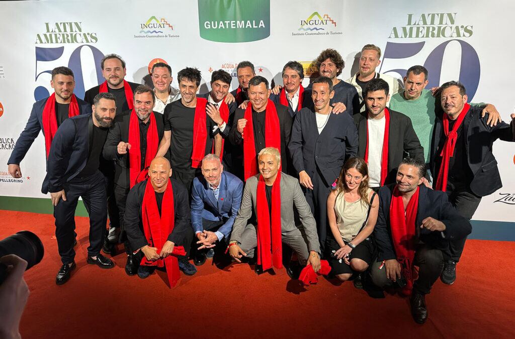 Abajo (segundo desde la izquierda), Maximiliano Pérez en la gala de los Latin America's 50 Best 2025, junto a los otros argentinos ganadores