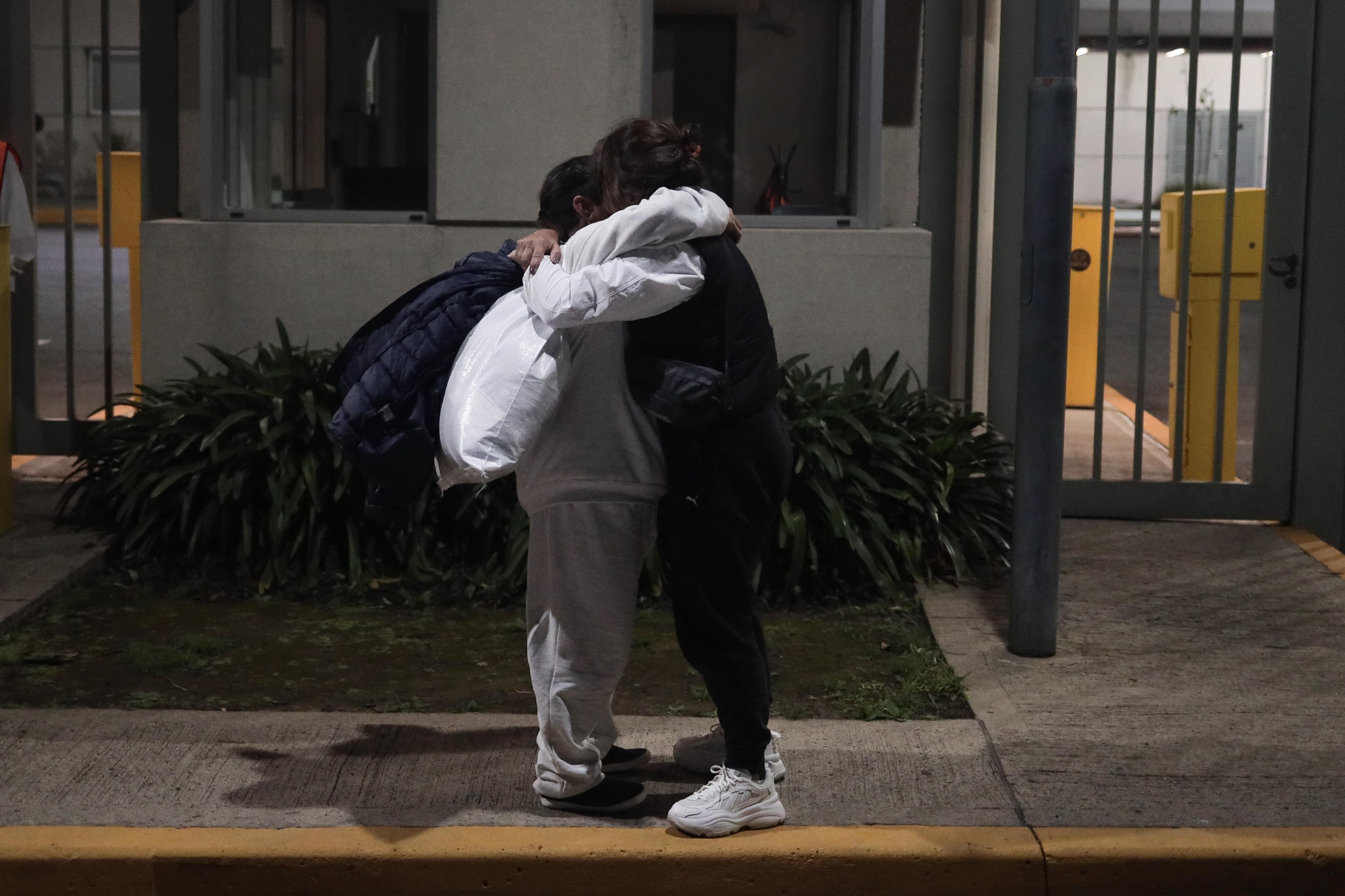 El abrazo entre familiares deportados por Trump