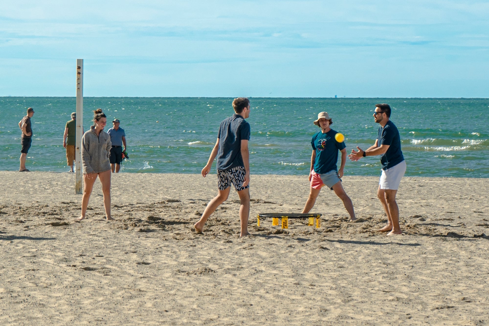 Roundnet: el deporte que combina reflejos y agilidad gana lugar en playas y plazas