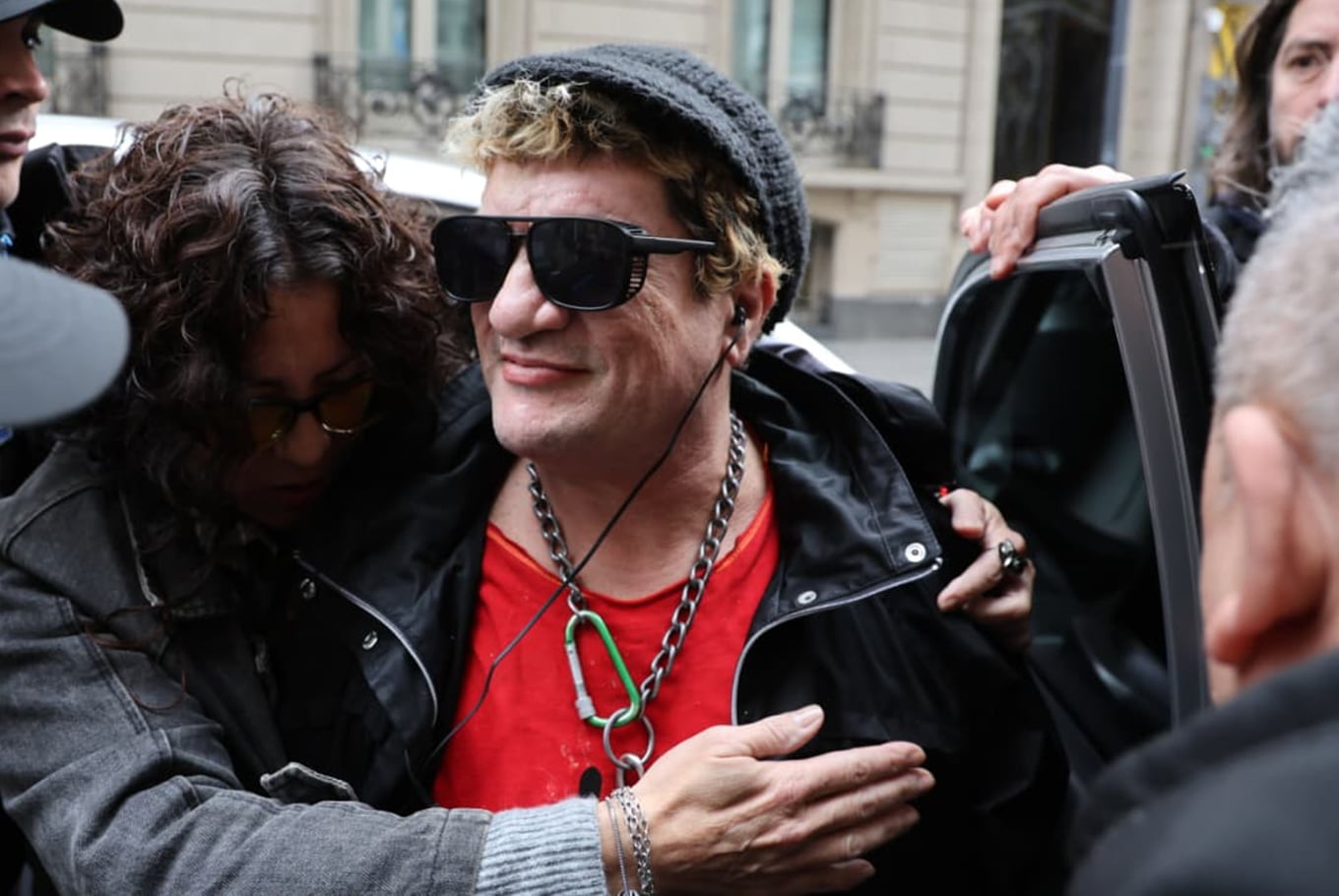 El ingreso de Pity Álvarez al TOC Nº 29, en donde se realiza el juicio en el que está acusado de matar a un hombre en julio de 2018; quien lo abraza y acompaña es su hermana Débora