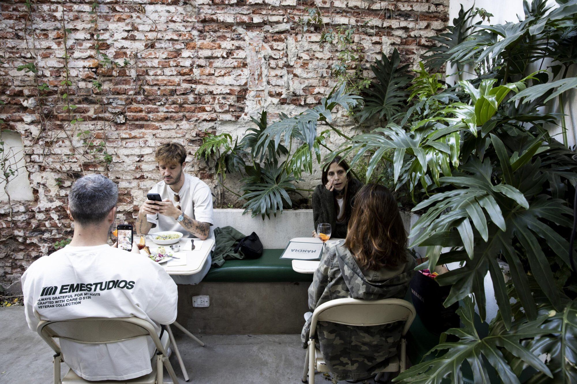 Mandia también ofrece un patio interno para quienes quieran más tranquilidad